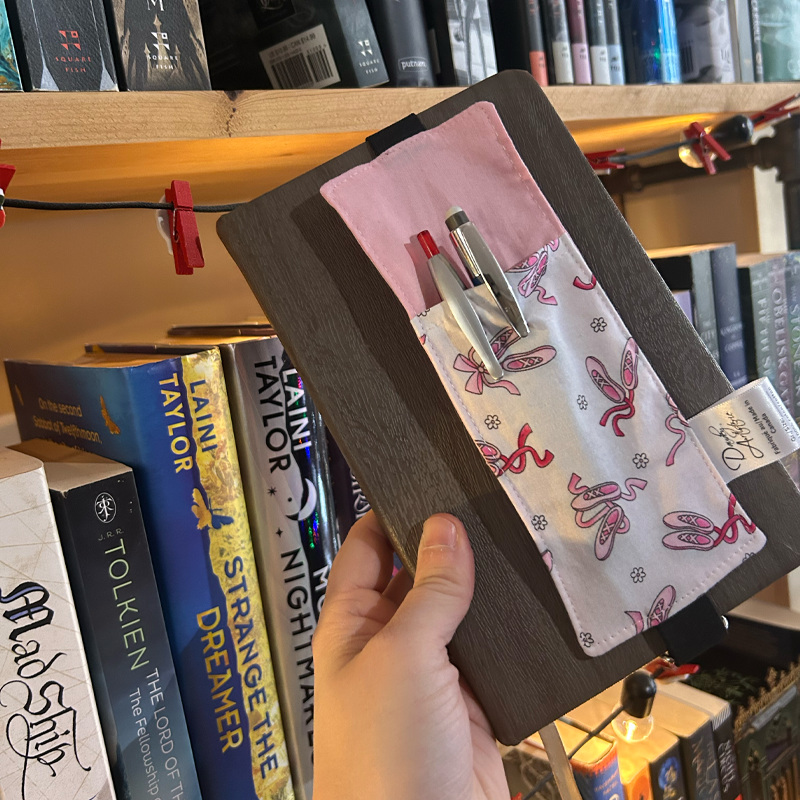 Porte-crayons Devant bibliothèque 1.png