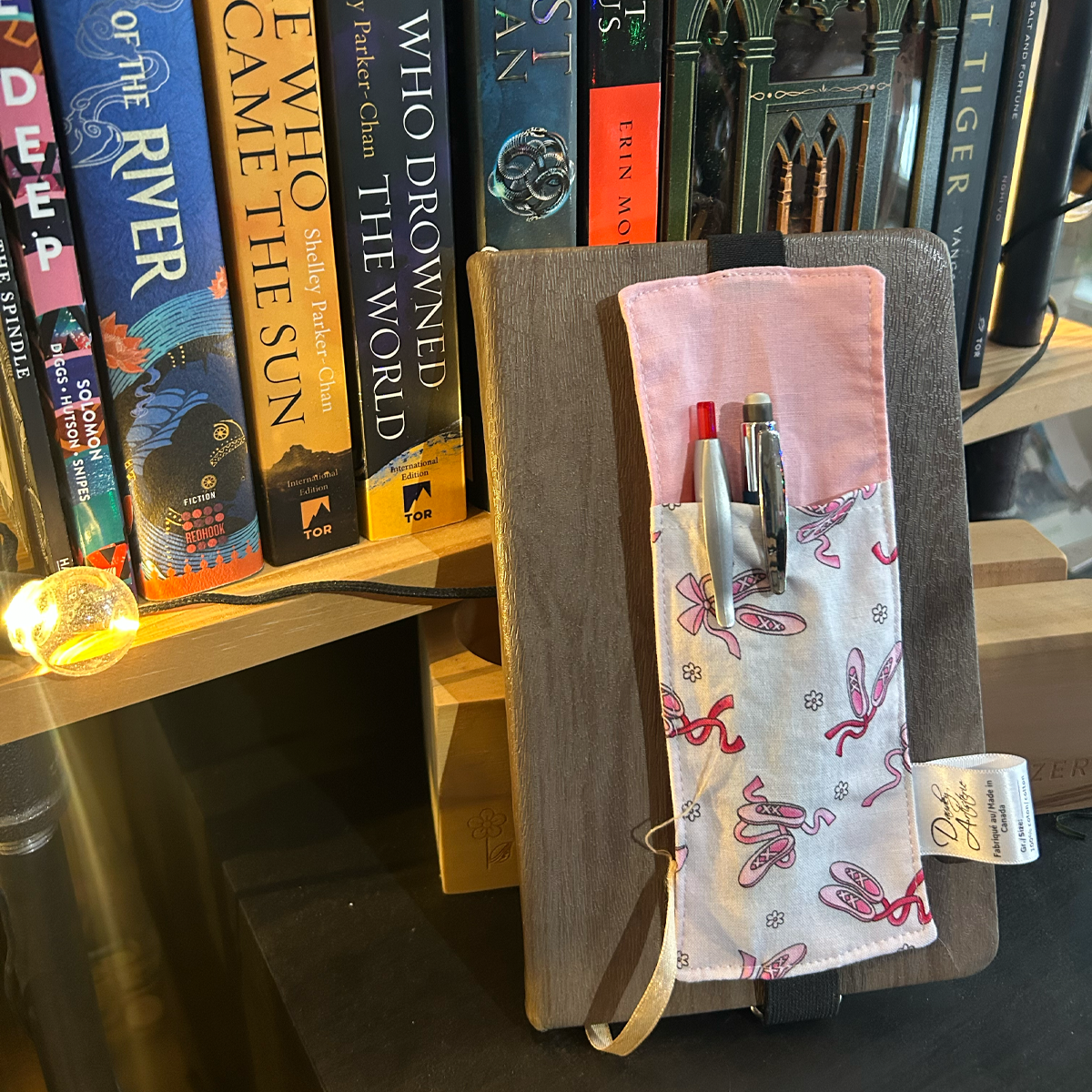 Porte-crayons Devant bibliothèque 2.png