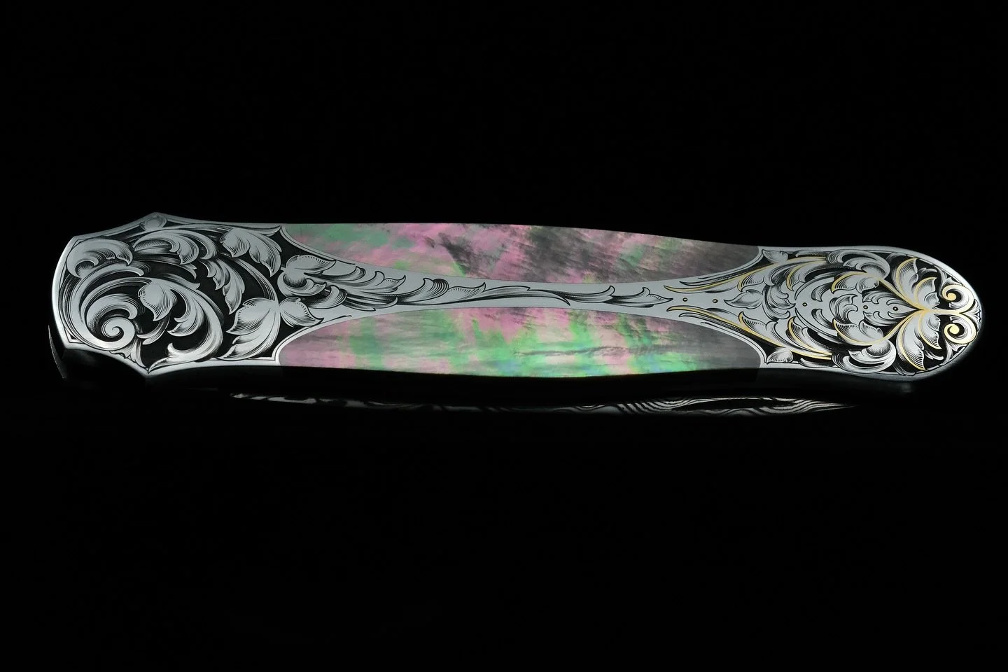 Here is one of the two I am engraving for @trovereynderknives for @artknifeinvitational 2025.
As always, I can&rsquo;t get over how perfect these are made. And that black lip pearl 🥹 depending on how the light hits it, sometimes it looks like the mo