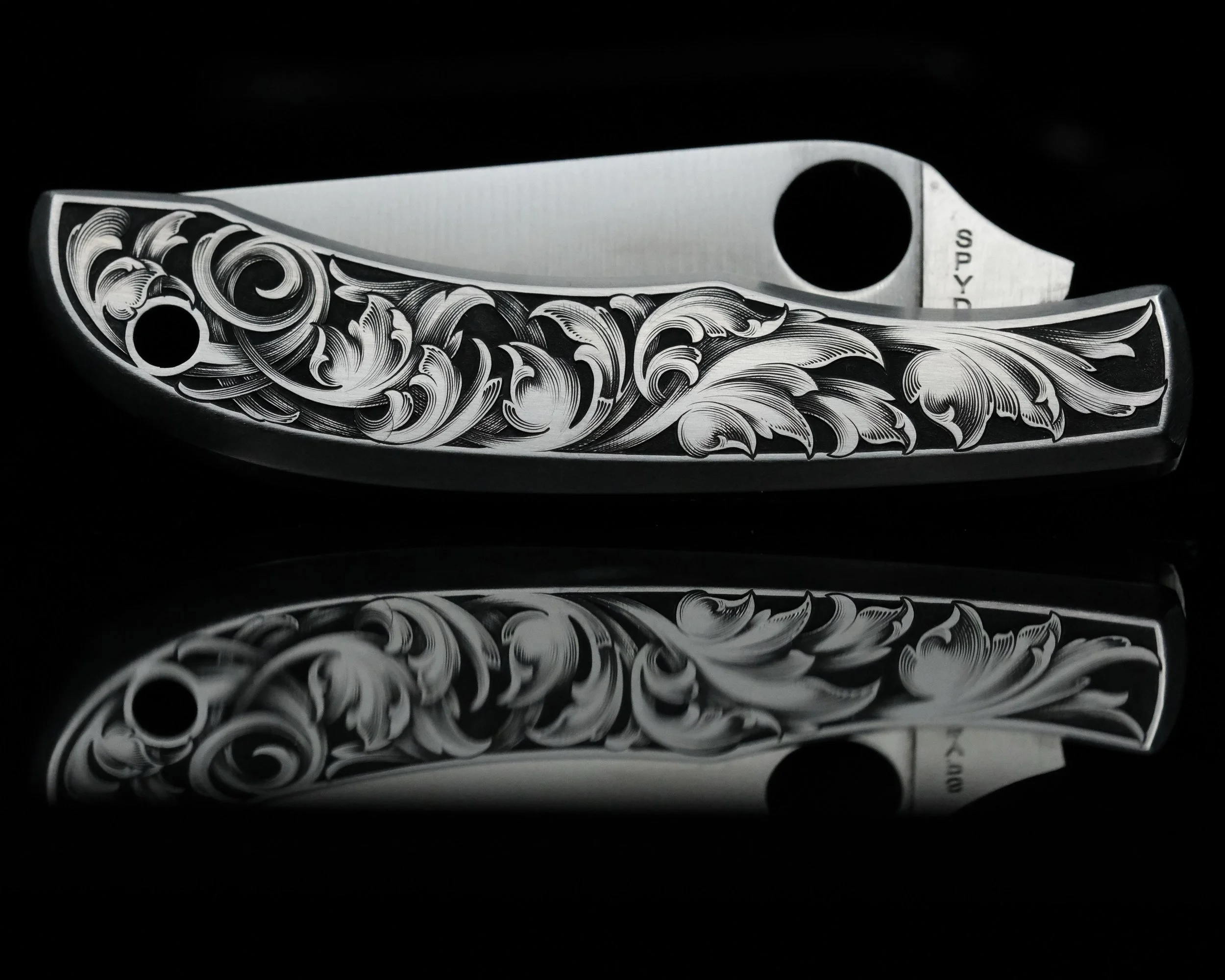 Was asked to do some scrollwork on a spiderco. Looks like a normal spiderco, right? Haha nope, it&rsquo;s super tiny. Been a long while since I engraved one of these. Flip through to see the size. 

Same design on both sides, different approach to ea