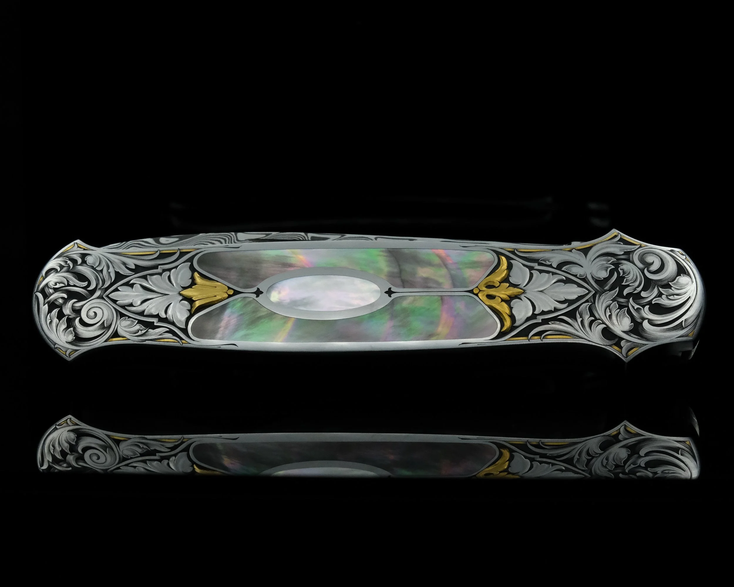 Here is the finished collaboration between @trovereynderknives and myself for @artknifeinvitational show in the end of Oct, and it will be available at the show. 

This was a lot of fun. Handful of things going on. Flush 24k border inlays, relief in 