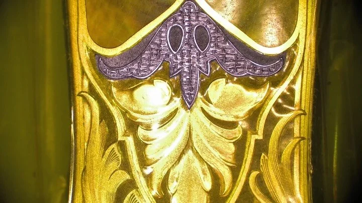 The process.  Raised &amp; Sculpted 24k gold. Part 4/4
A start of a beauty made by @trovereynderknives for @artknifeinvitational this year. It&rsquo;s a good one. 

Inlay teeth, sculpting, filing, and stoning. The footage of inlaying didnt come out u