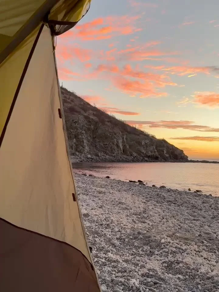 Recap de la primera fecha en La Ventana Expedition Camp 🌊

En plena temporada de m&oacute;bulas, disfrutamos del mar, dormimos bajo las estrellas, comimos delicioso y conectamos con la gente que amamos. ✨

Sin duda alguna, un gran inicio de temporad