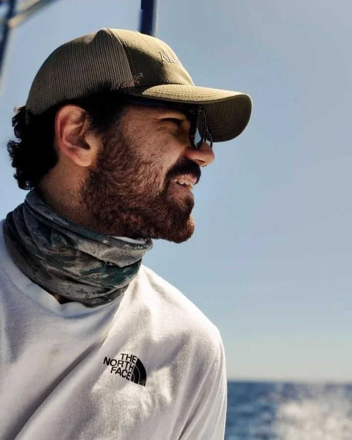 Persona con ropa de protección solar The North Face en travesía marítima en Baja California Sur