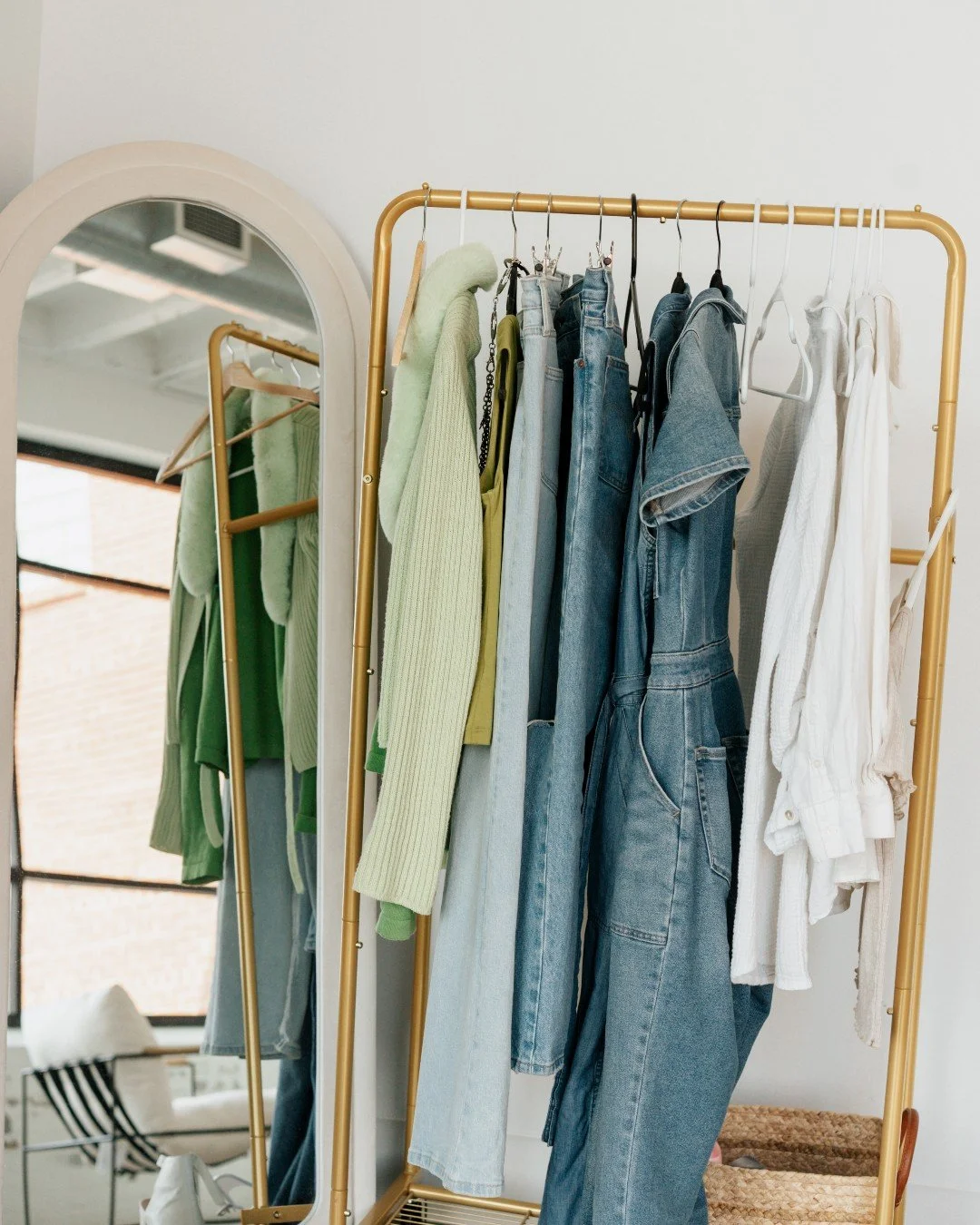 Outfits may change, but the creative energy stays the same 💚 Anyone else’s best ideas start somewhere between ‘what should I wear?’ and ‘wait, that’s genius!’?