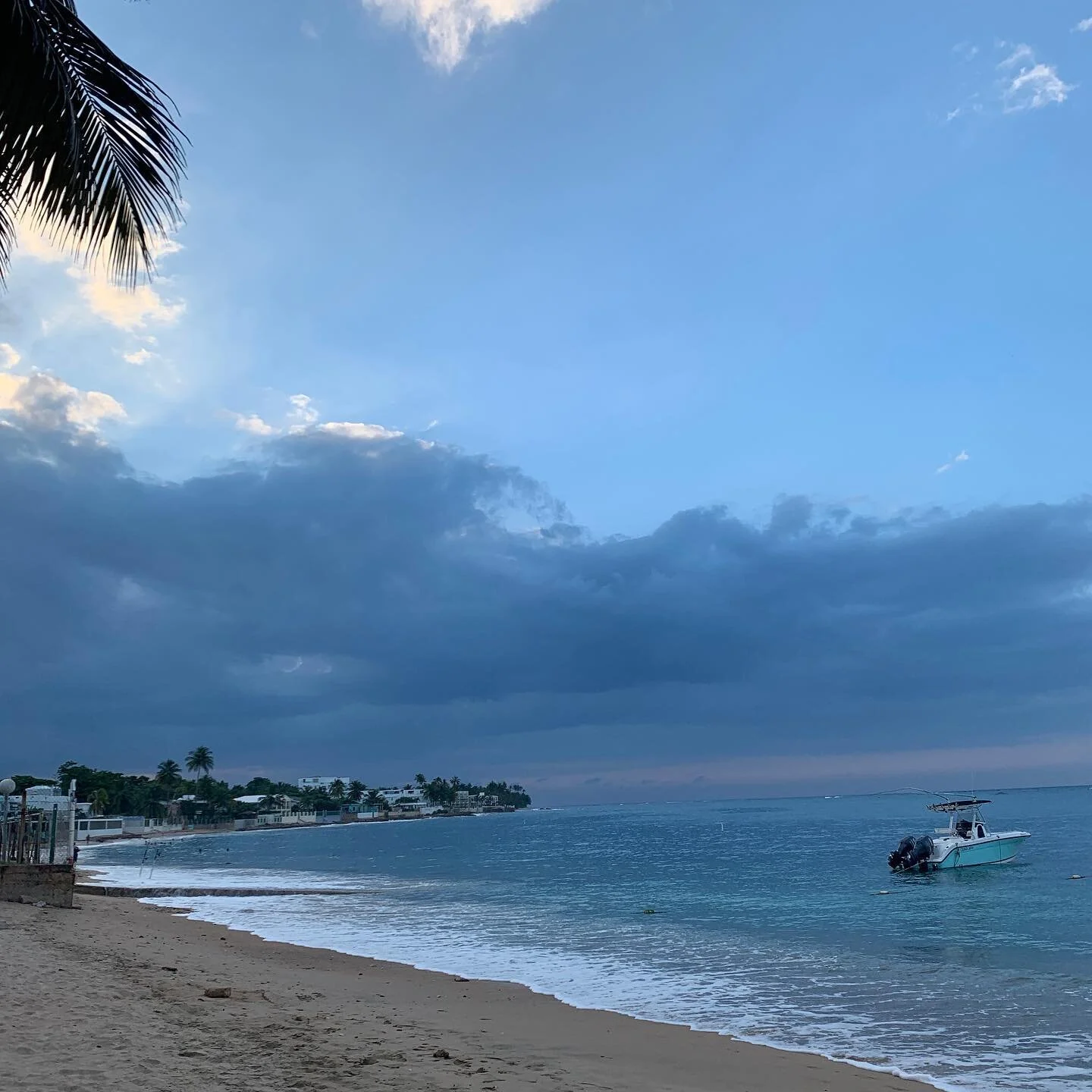 Friendly reminder: to take things one day at a time 🌊

✨Stay tuned giveaway coming soon✨

#puertorico #puertoricobeach #sunset #beachphotography #massagegiveaway #massagebusiness #relax #wellness #healing #swedishmassage #aromatherapy #lavenderandwa