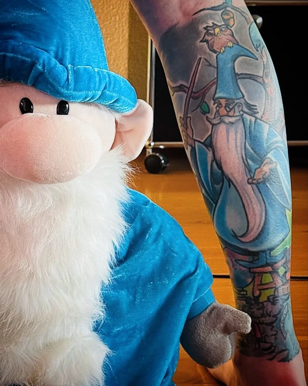 Danke @azureus78 f&uuml;r das mega Foto 👍 ds Tattoo hei mir im 2016 gmacht me cha auso s&auml;ge das verheilti Farbtattoos im auter so usgseh😉 u dr Pl&uuml;schzobererer isch neu 😂😂 ha i mir la s&auml;ge.

#tattoos #healedtattoos #merlin #atelierl