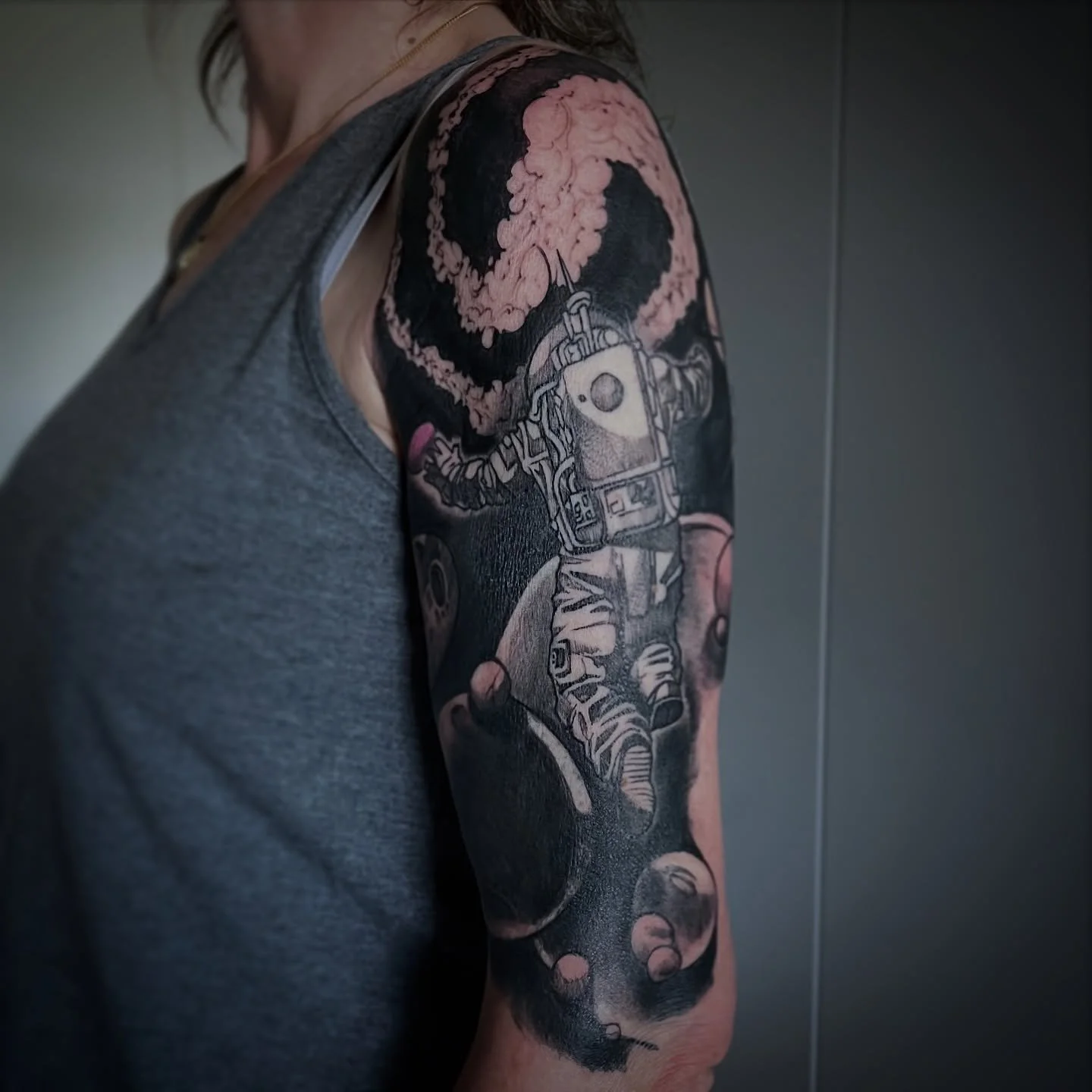 Spaceman 
Fullsleeve in arbeit, super tag xi mit @su_sl_e freue mi scho uf di n&auml;chschti sitzig😉

#tattoo #atelierlinewerk #spacetattoo 

F&uuml;r Termine 
031 954 2727