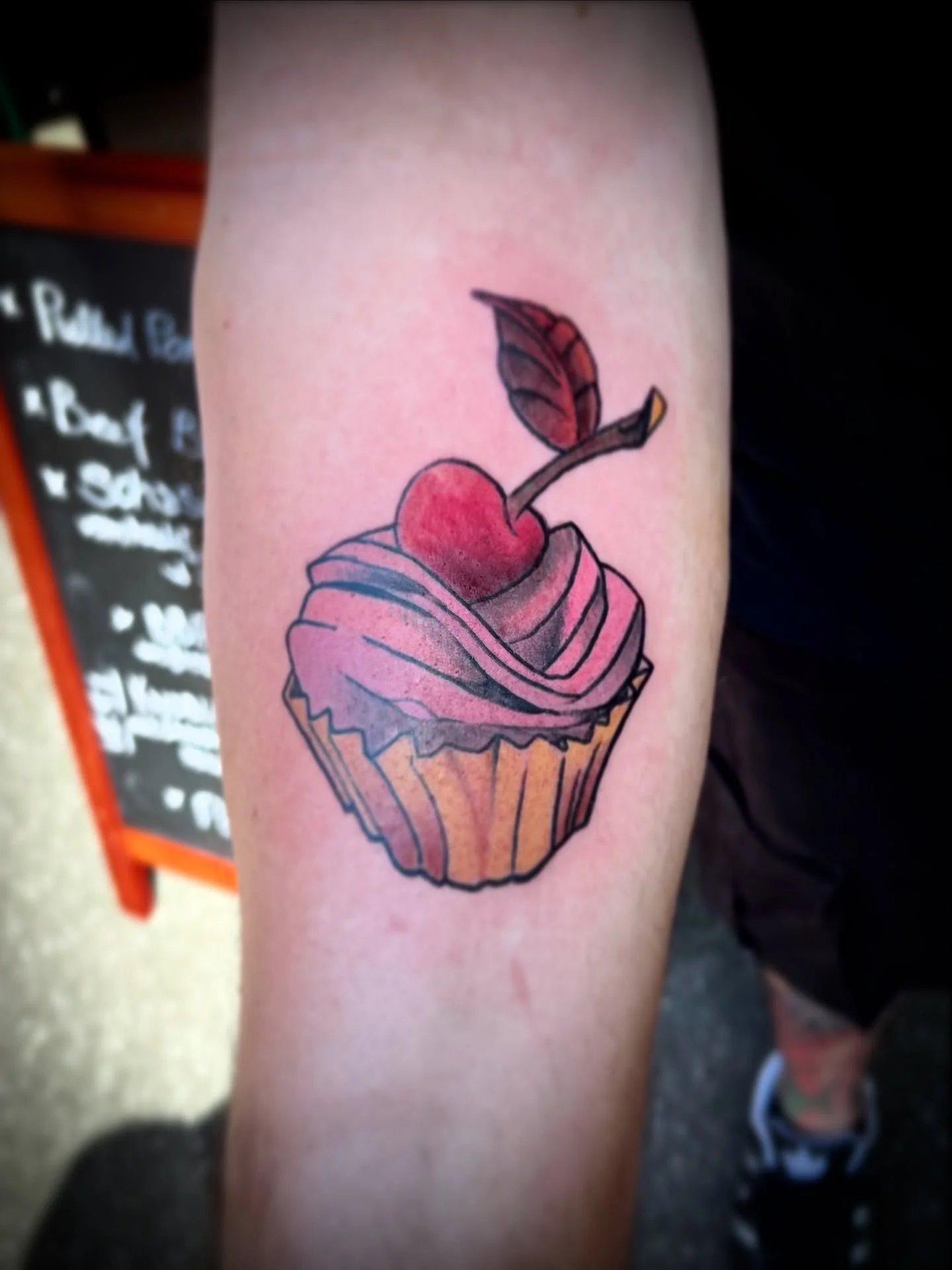 Cupcake f&uuml;r @gurkeglas gestern am @street_rock_albligen 

#cupcake #tattoo #tatouage #sweets #eternalapexinks