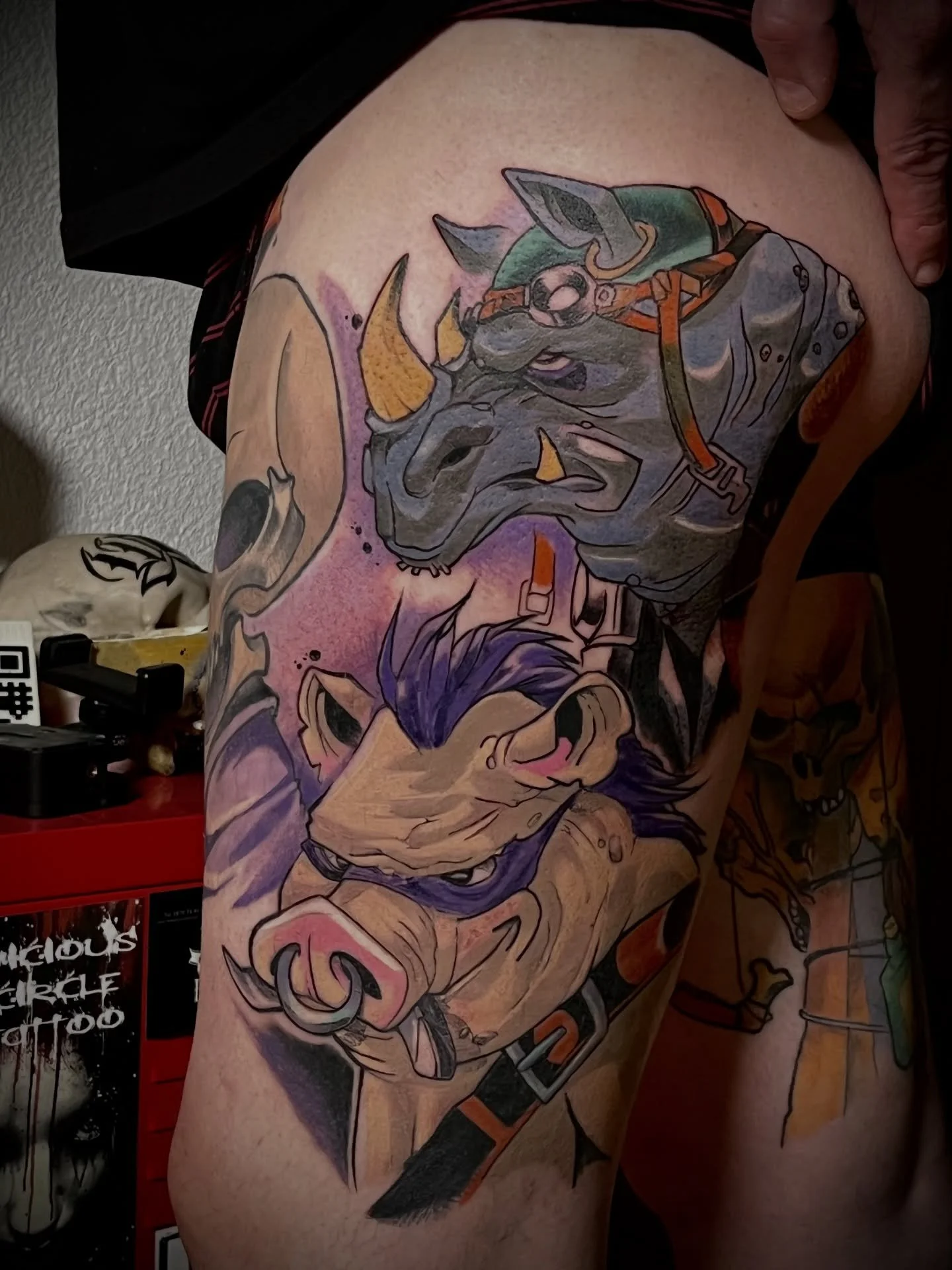 Rocksteady n Bebop 
Danke @reto.bader das ig die Idee ha d&ouml;rfe umsetze hett mega spass gmacht, fr&ouml;ie mi scho uf diner n&auml;chschte Idee&auml;✌️ 

#rocksteady #bebop #tmnt #newschooltattoo #goodtimes