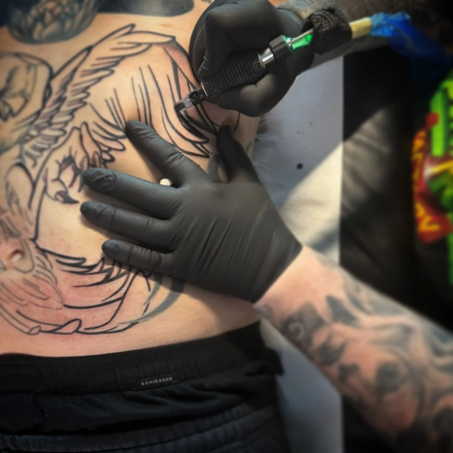 Starte das neue Jahr mit einem neuen Tattoo, g&ouml;nn Dir auch mal was.
Etwas das eigens f&uuml;r Dich erstellt wird ein Unikat denn das hast Du dir verdient.
Du bist bereit aus der grauen Masse und deinem Alltagstrott auszubrechen?
Dann melde dich 