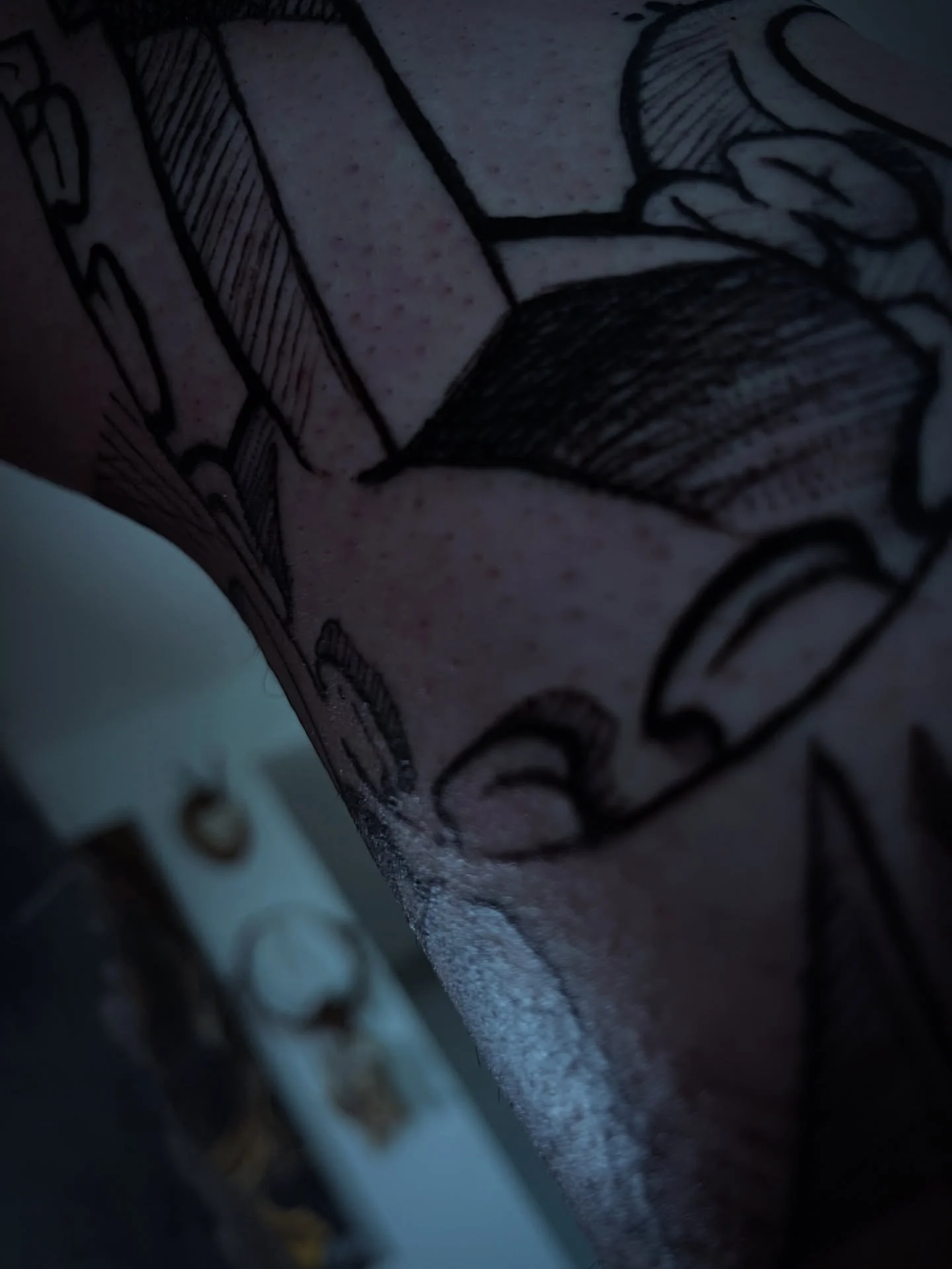 Tentakel mit Erlenmeyerkolben, widermau e mega Idee vom @vinzgru ✌️
#tattoo #crosshatchingtechnique #art #crosshatchingtattoo