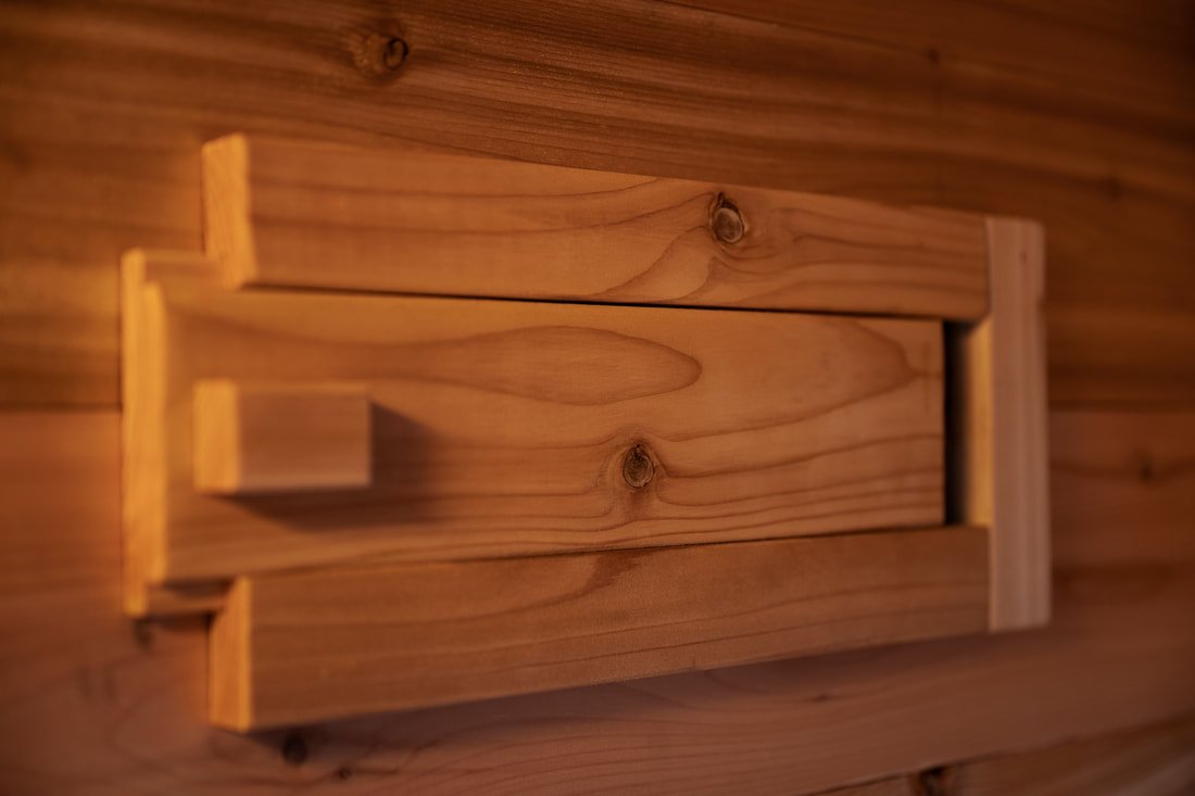 Cedar sauna wall vent detail, TMBR | Kamu sauna