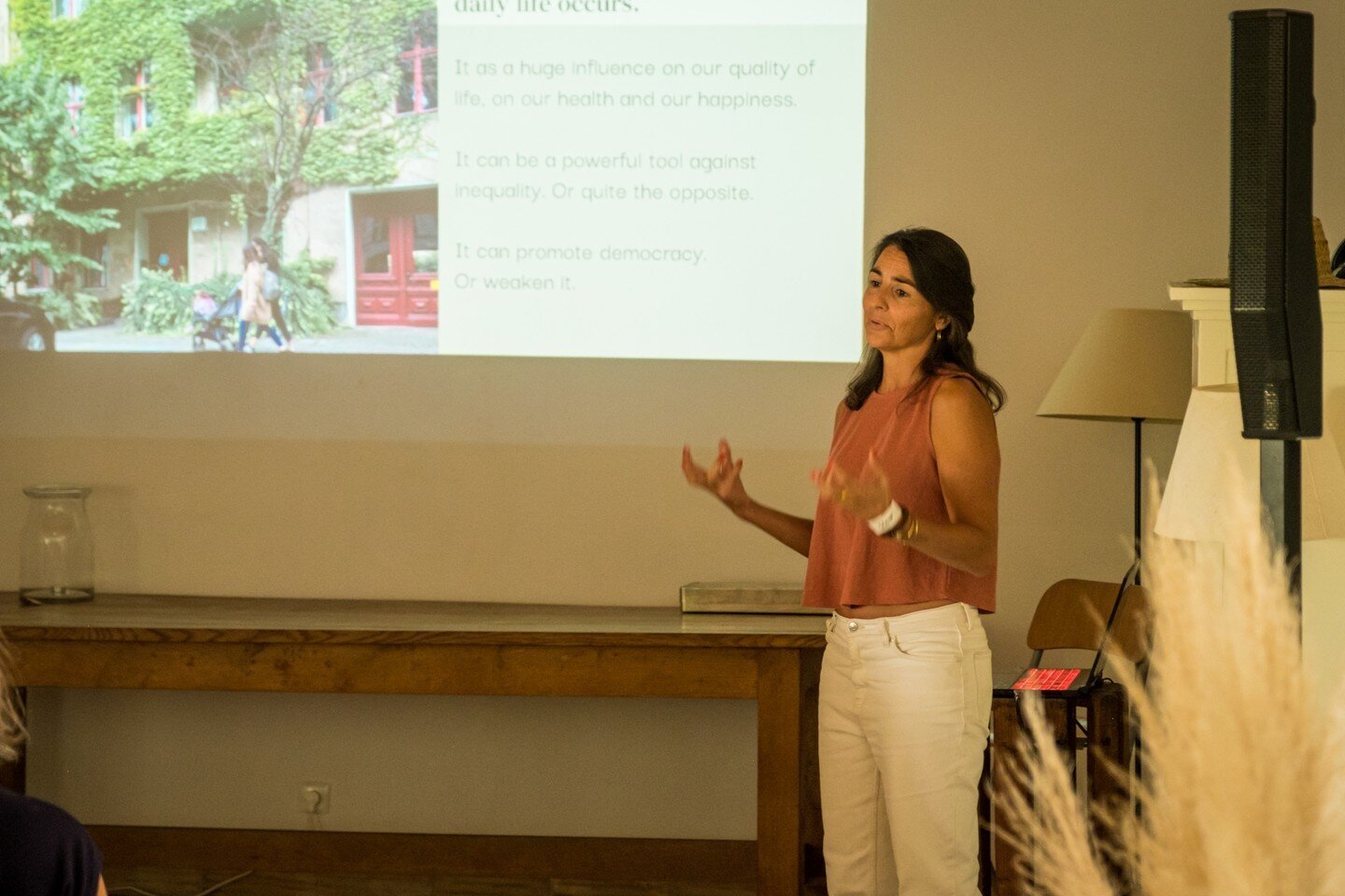 Nem sempre nos movimentamos nas cidades com olhos de ver. J&aacute; a arquiteta e especialista em mobilidade, Rita Castel-Branco @rita.castel.branco f&aacute;-lo de v&aacute;rias maneiras: com a sua bicicleta e com a sua pondera&ccedil;&atilde;o e pe