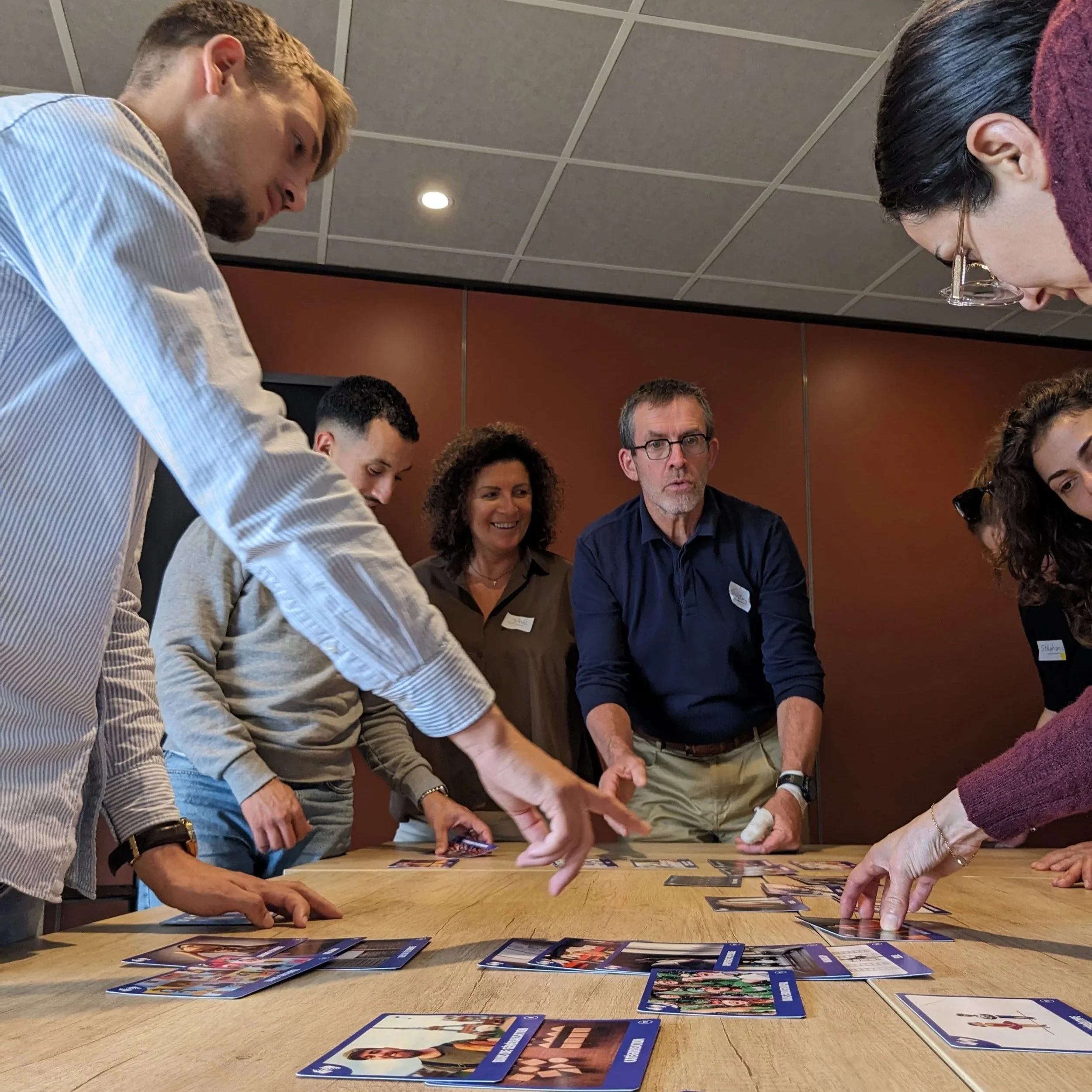 Participants à un atelier Fresque de la Diversité autour des cartes