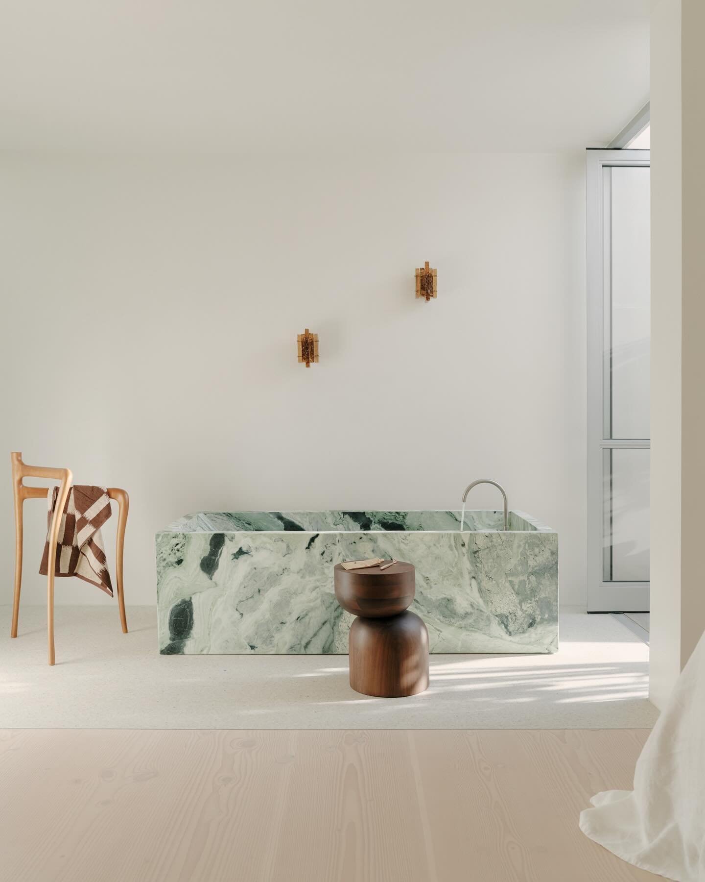 A ode to green 🌱🌿 

Desing by @_patternstudio | #himeraestudio #marbledesign #minimalhouse #minimalaesthetic #serenebeauty #interiordesigninspiration #homedecor #homerenovationideas