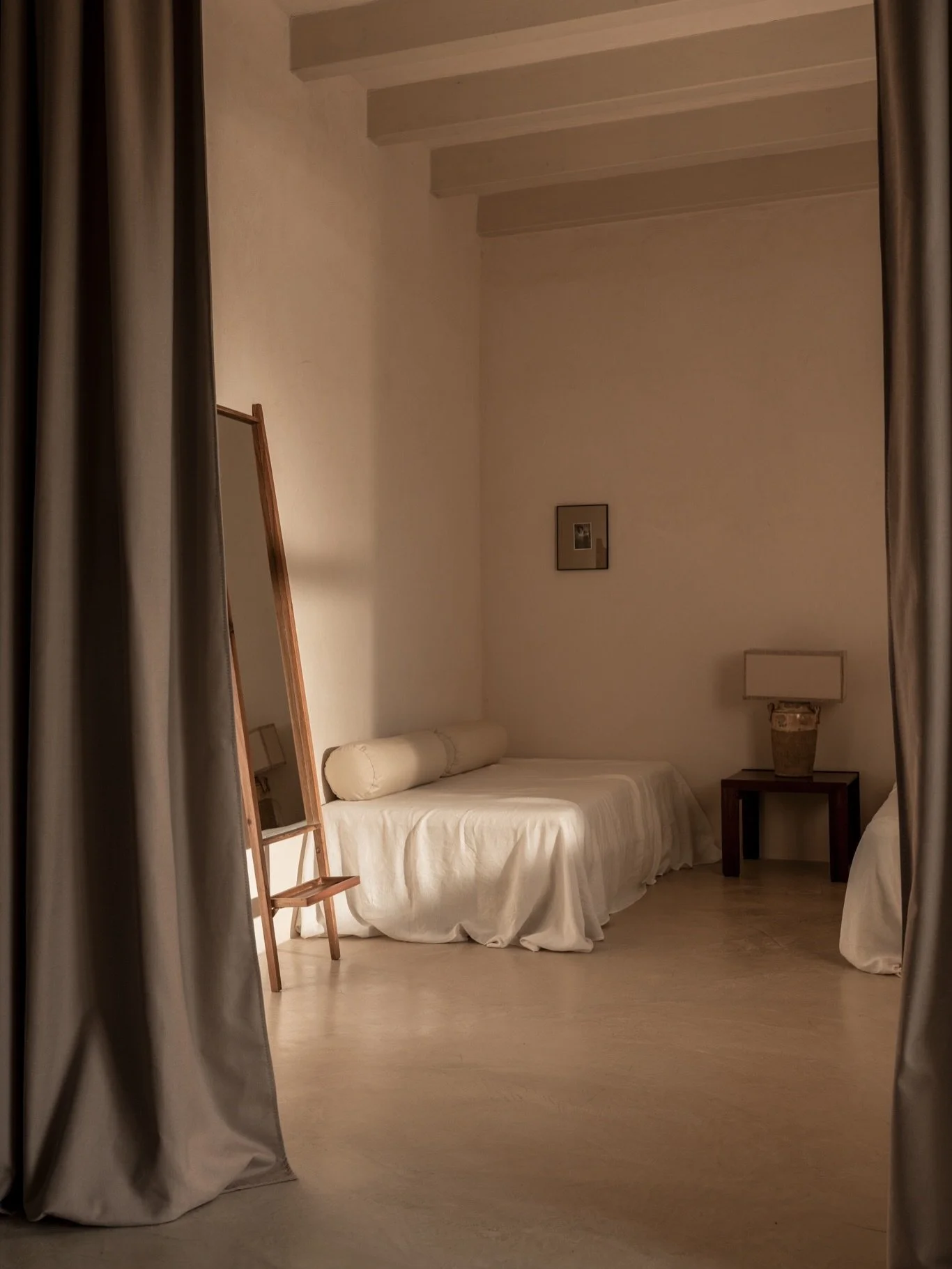 Seeing a bit of sun at last makes us dream of homes that feel like summer ☀️ And this one by @opus.atelier has it all, don&rsquo;t you think?