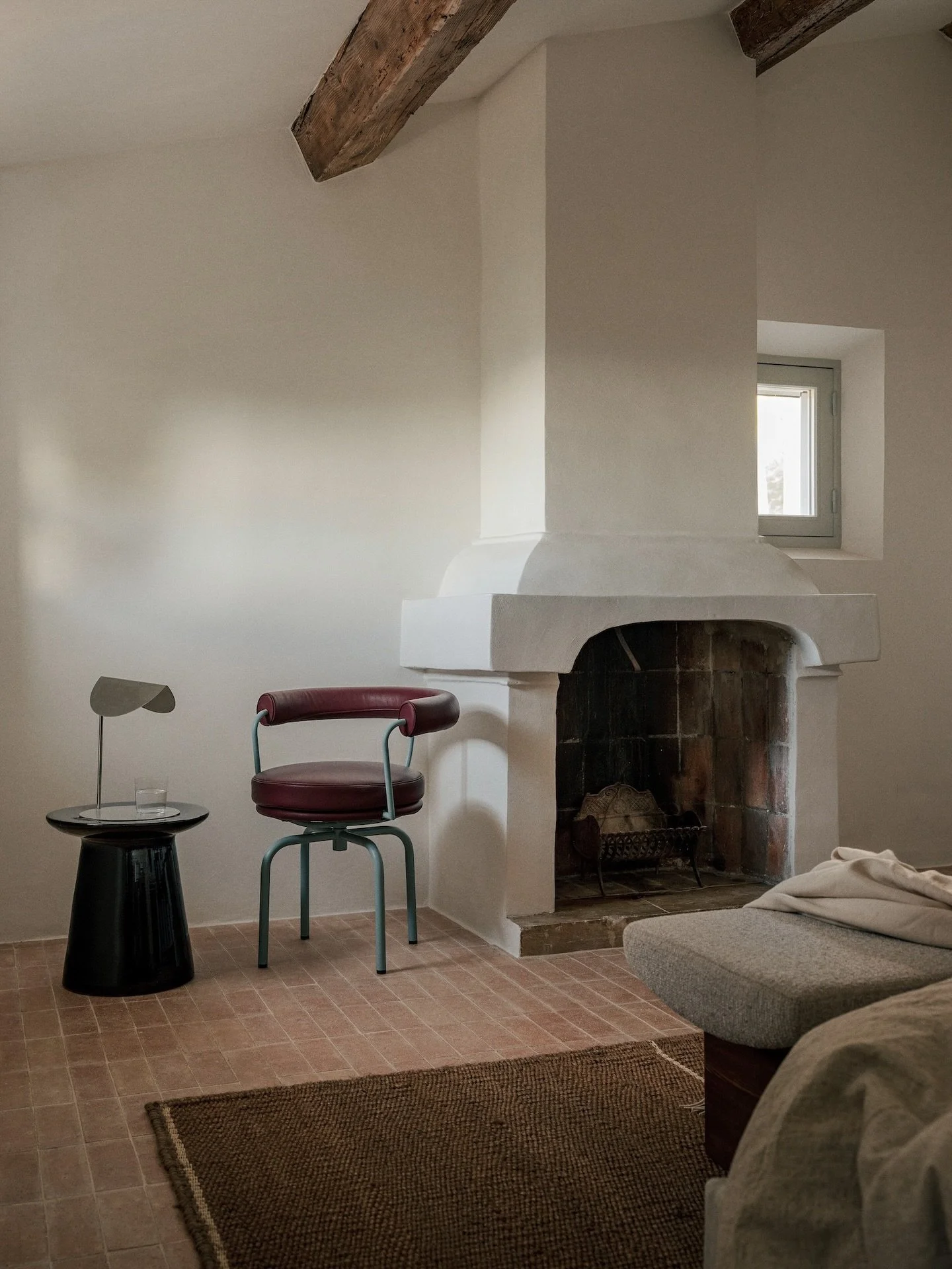 Not every renovation needs to choose between past and present 👁️ Set in the hilltop village of Tourtour, this house reworks a traditional Proven&ccedil;al mas with a quiet, precise approach, letting stone, light, and landscape do most of the talking