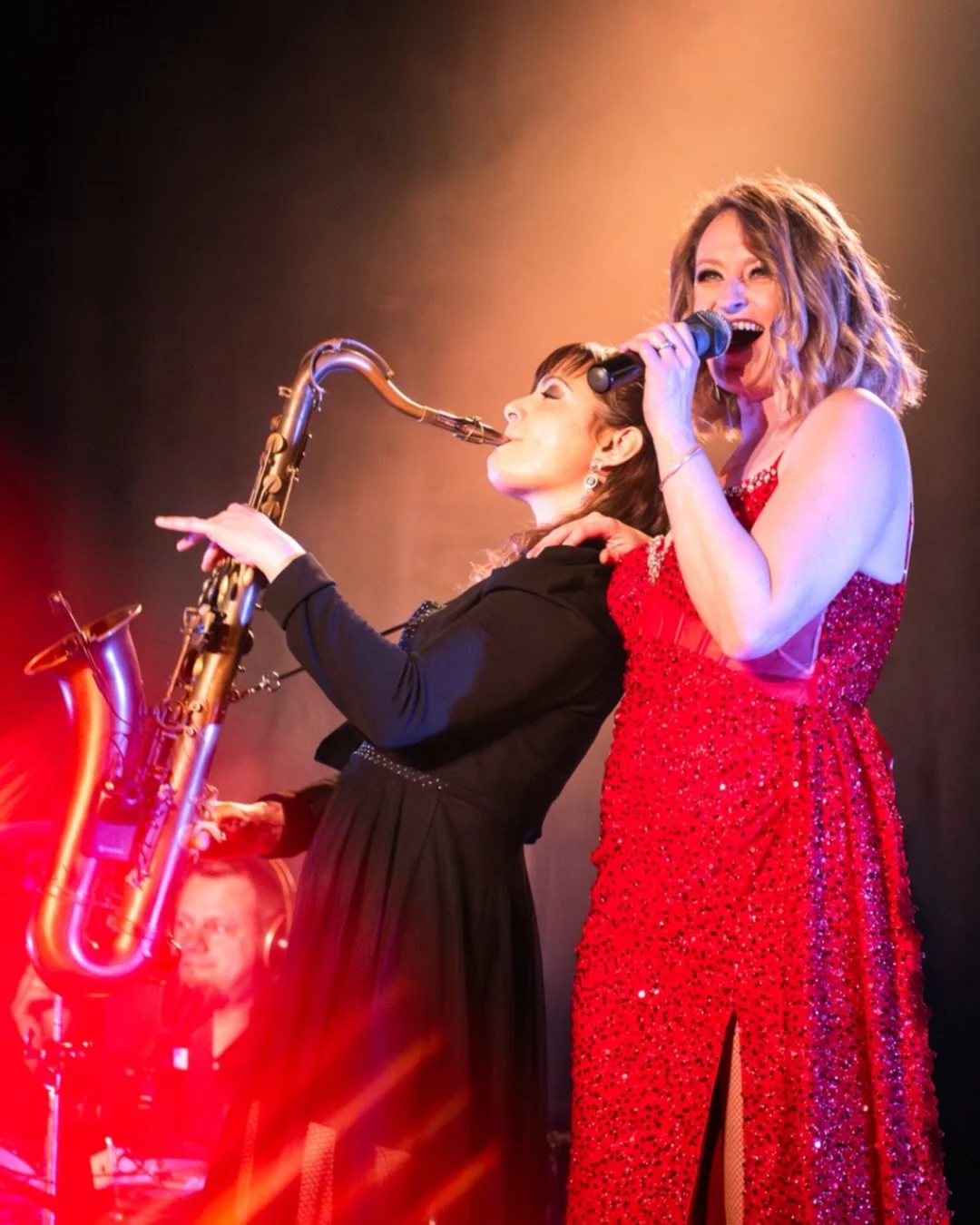 Clara Sax Trio
Le saviez-vous ?
Je ne me produis pas qu&lsquo;avec des DJs. Il existe le Trio Clara Sax ! Un trio compos&eacute; de M&eacute;lanie Pierre au chant, Pascal Martinez &agrave; la batterie &eacute;lectronique et moi-m&ecirc;me au sax et a