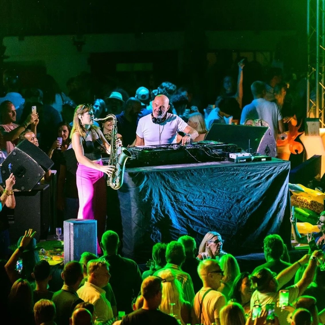 Tr&egrave;s belle soir&eacute;e aux ar&egrave;nes du Grau du Roi, ce dimanche, avec @djane_miss_emy , @philippecorticchiato et @yann_muller, pour le festival C&ocirc;t&eacute; Mer ! Vous &eacute;tiez un public incroyable, merci !🎷
Merci &agrave; @cy