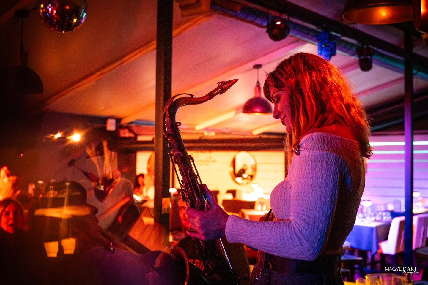 De vous &agrave; moi&hellip; Sur sc&egrave;ne, tout est mouvement. Des sourires fugaces qui se r&eacute;pondent (les v&ocirc;tres, le mien), des vibrations qui font mouvoir les corps, une joie qui s&rsquo;imprime sur les visages... Ce sont ces beaux 