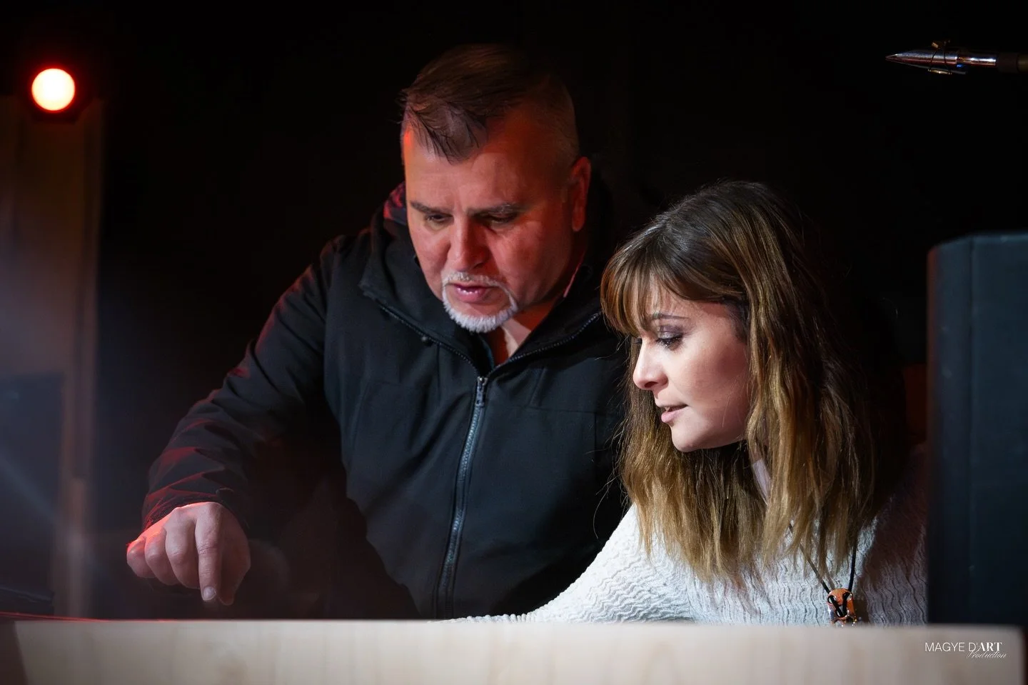 Focus sur : mon partenaire de sc&egrave;ne, @stefkonstan !
Un jour, nous nous sommes retrouv&eacute;s &agrave; jouer ensemble sur le m&ecirc;me &eacute;v&eacute;nement. Nous ne nous connaissions pas. Le coup de foudre musical et amical fut imm&eacute