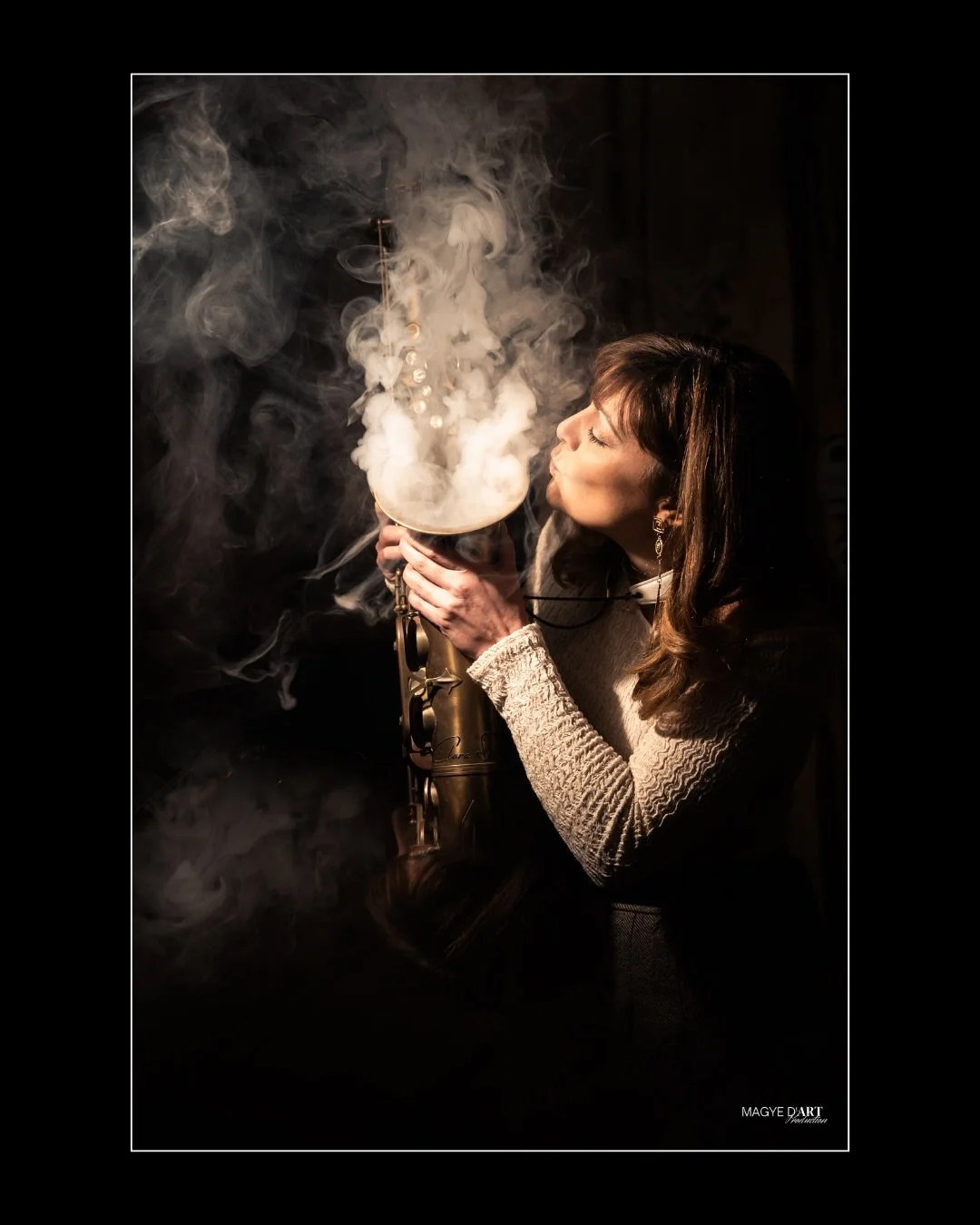 Quand @magyedart_production joue avec les volutes de fum&eacute;e&hellip; Un lieu insolite, un peu de fum&eacute;e, l&rsquo;&oelig;il cr&eacute;atif de Mag, mon saxophone et moi-m&ecirc;me : il y a eu beaucoup de rires durant ce shooting. ☺️
Laisse u