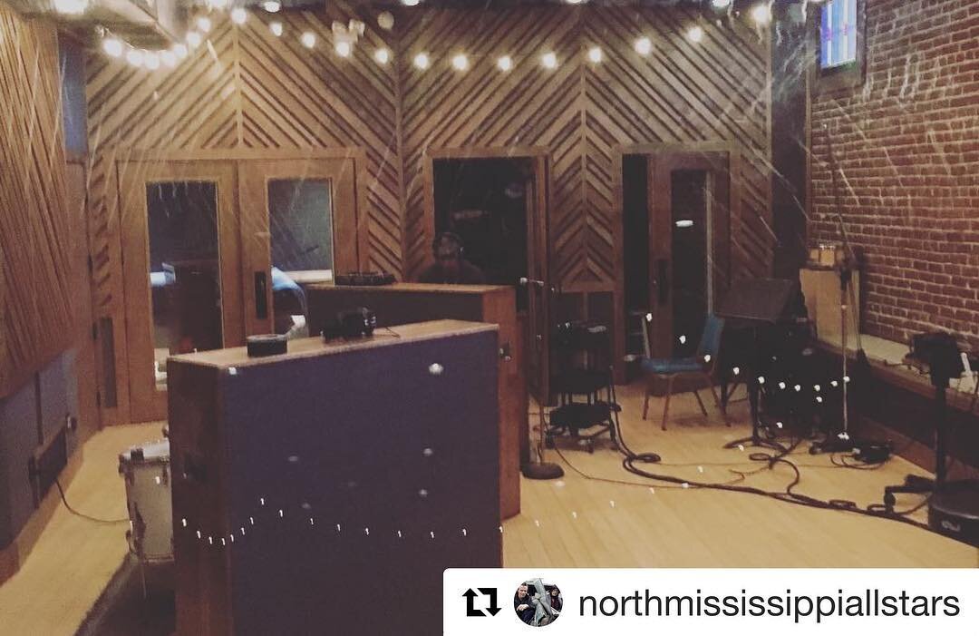 The Rev in the building with the All-Stars &amp; K-Hu! Couldn&rsquo;t ask for a better night. 
#Repost #memphismusic @northmississippiallstars
・・・
Finishing touch of Rev Charles Hodges blessing us all. NMA Memphis style with @nivekhouston @musicartss