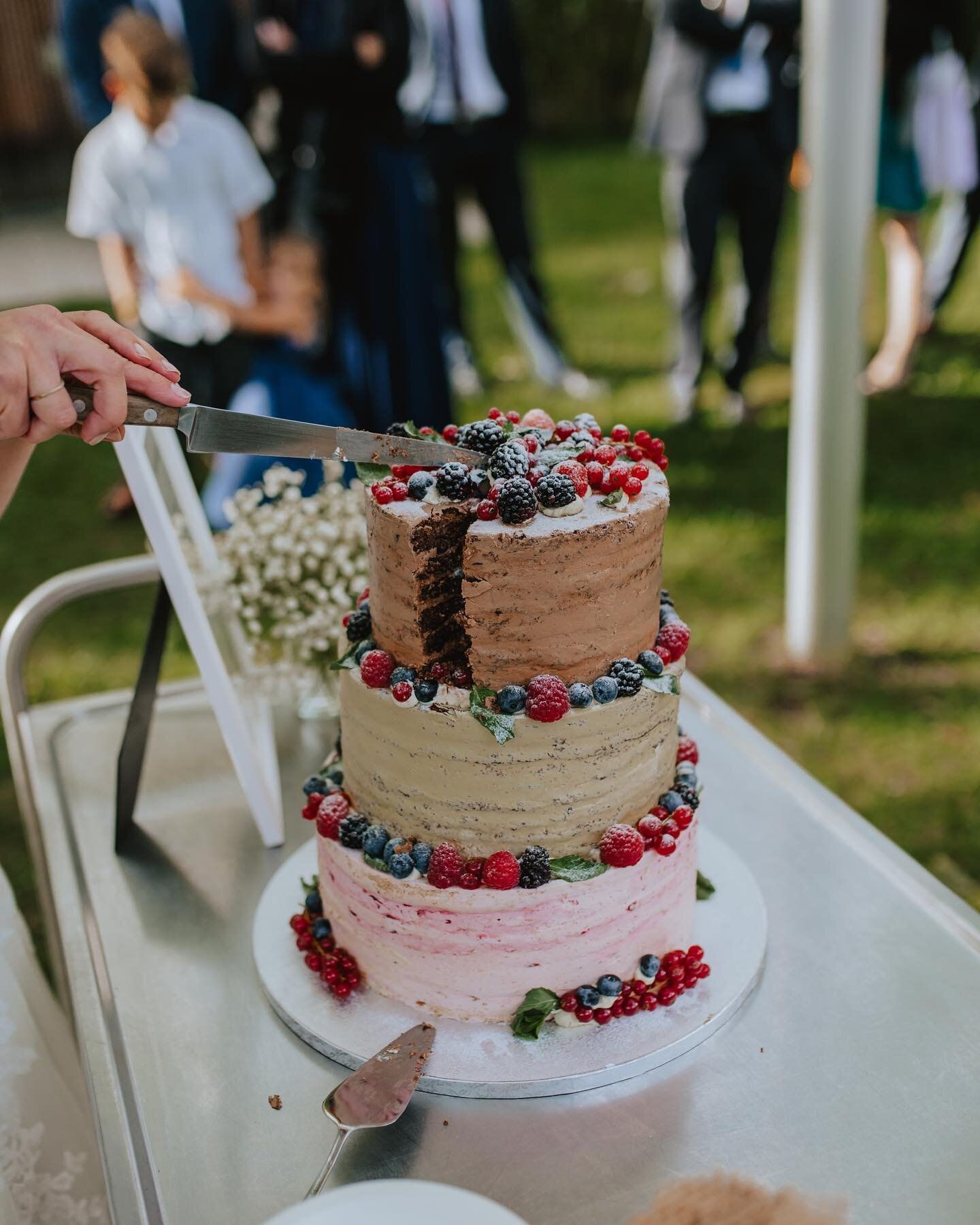 Was f&uuml;r eine sch&ouml;ne Hochzeitstorte 🥰🍰

Mittlerweile gibt es alle Arten von Torten auf Hochzeiten - und ich liebe es! Habt einen sch&ouml;nen Abend 🥰

#hochzeitstorte #hochzeit2023 #heiraten #fotografieregensburg #hochzeitsfotografregensb