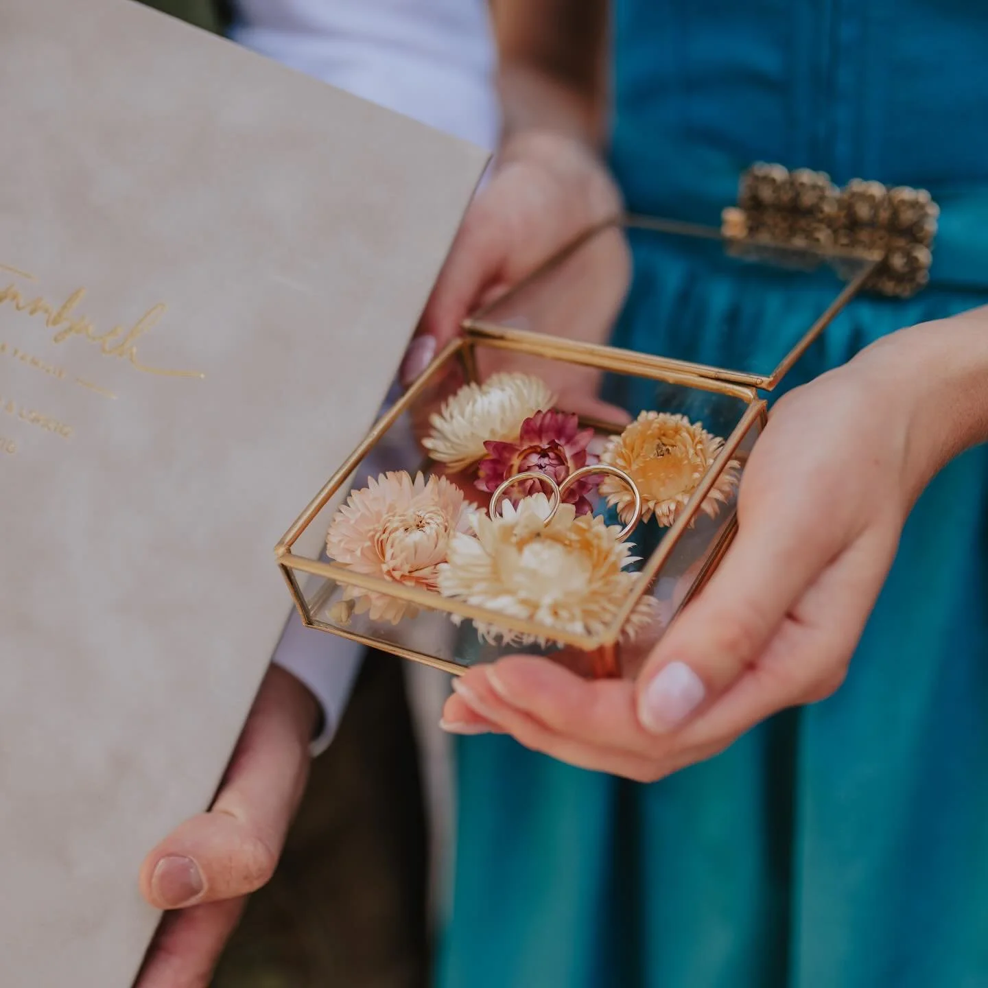 Details ✨

F&uuml;r mich ein absolutes Muss bei jeder Hochzeitsreportage und eine wundersch&ouml;ne Erinnerung 🥰

#hochzeit #regensburg #hochzeitregensburg #hochzeitsfotografregensburg