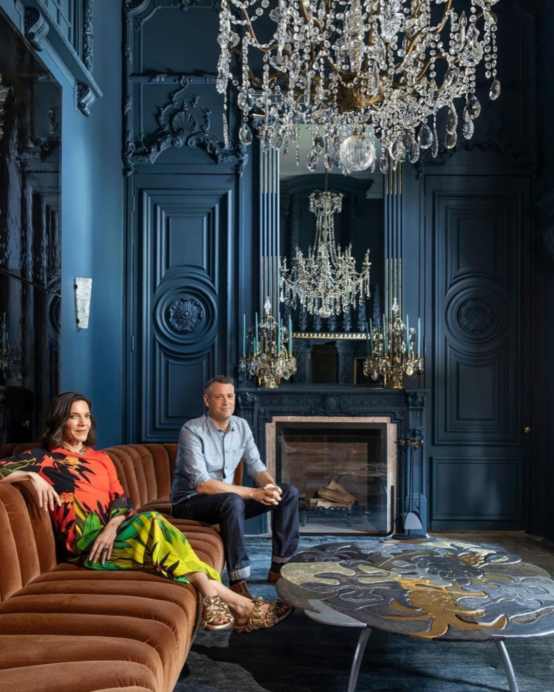 Speaking of chandeliers, I am obsessed with the way @young_projects paired layered moody blues with these glamorous fixtures. This whole vibe is all very on trend.

@young_projects @verso_works  #chandelier #homelighting #lighting #decorlighting #des