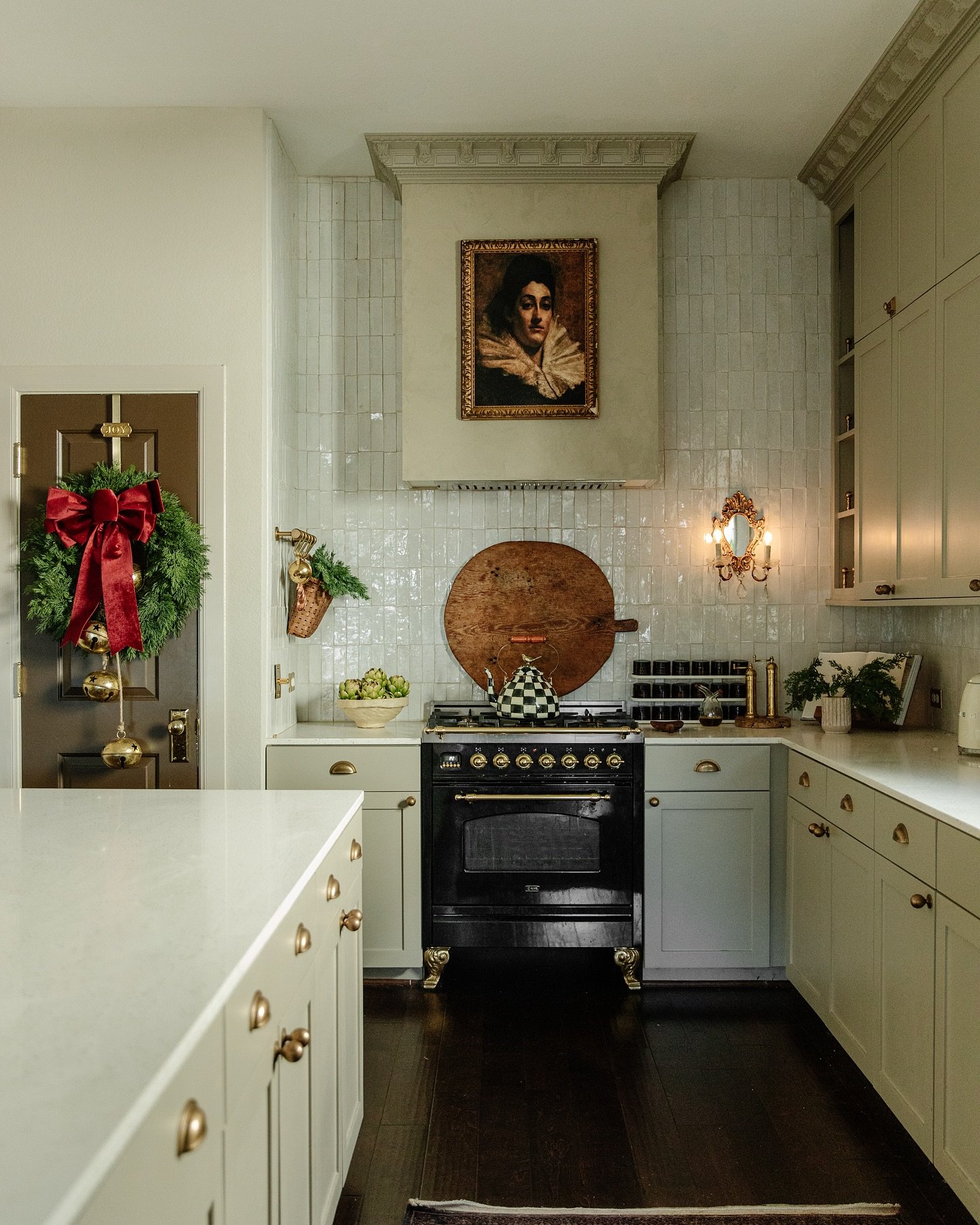 Talk about a glow-up ✨

This might be the most impressive upgrade to a builder-grade kitchen we&rsquo;ve ever seen&mdash;and the best part? The original cabinet boxes and island footprint stayed exactly the same. Proof that good design doesn&rsquo;t 
