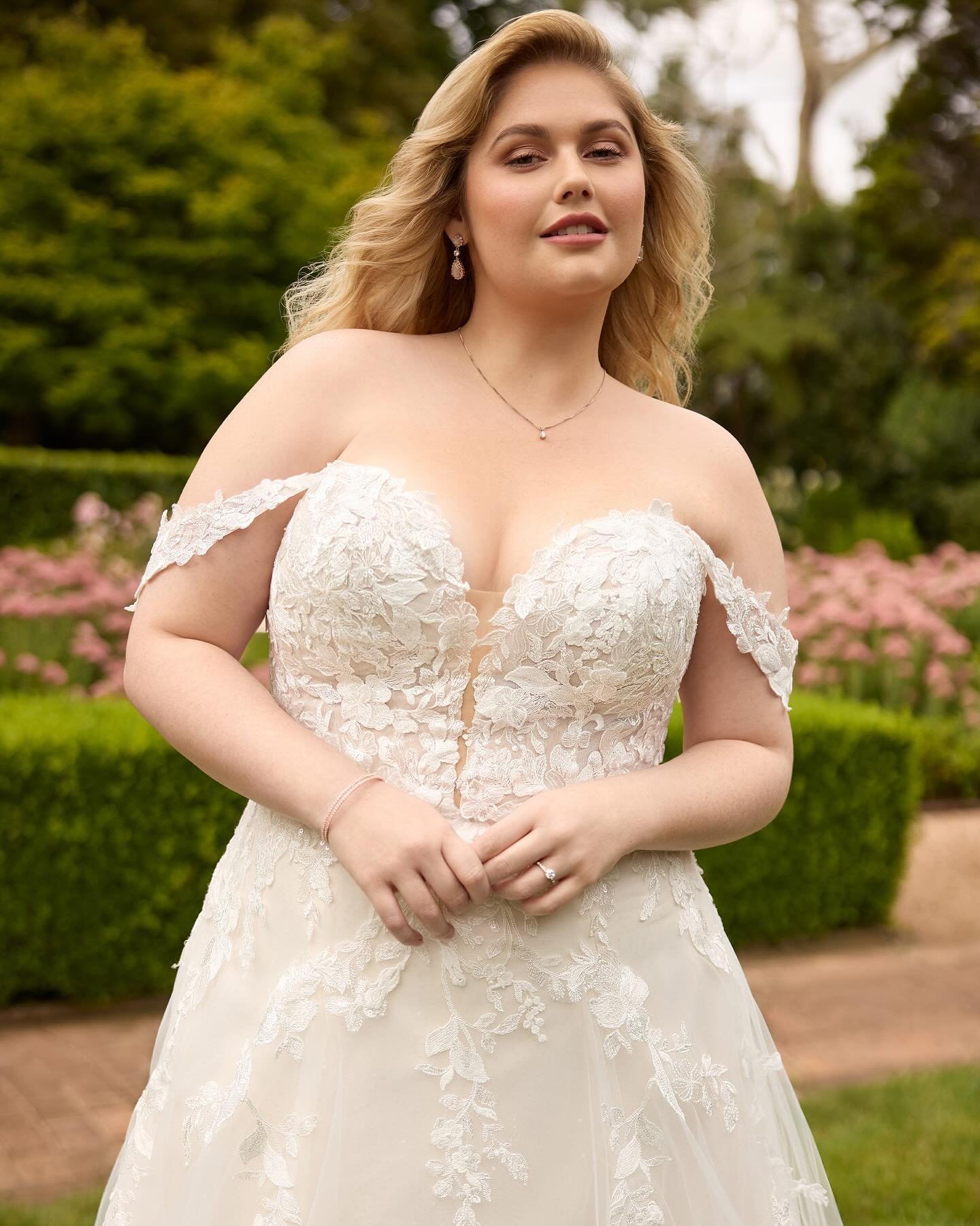 💕Enter into a romantic, floral fantasy with Sian. She is a flirtatious A-line wedding dress that epitomizes true romance. Sian&rsquo;s modern deep V-neck bodice is artfully decorated with floral sequined schiffli lace appliqu&eacute;s that elegantly