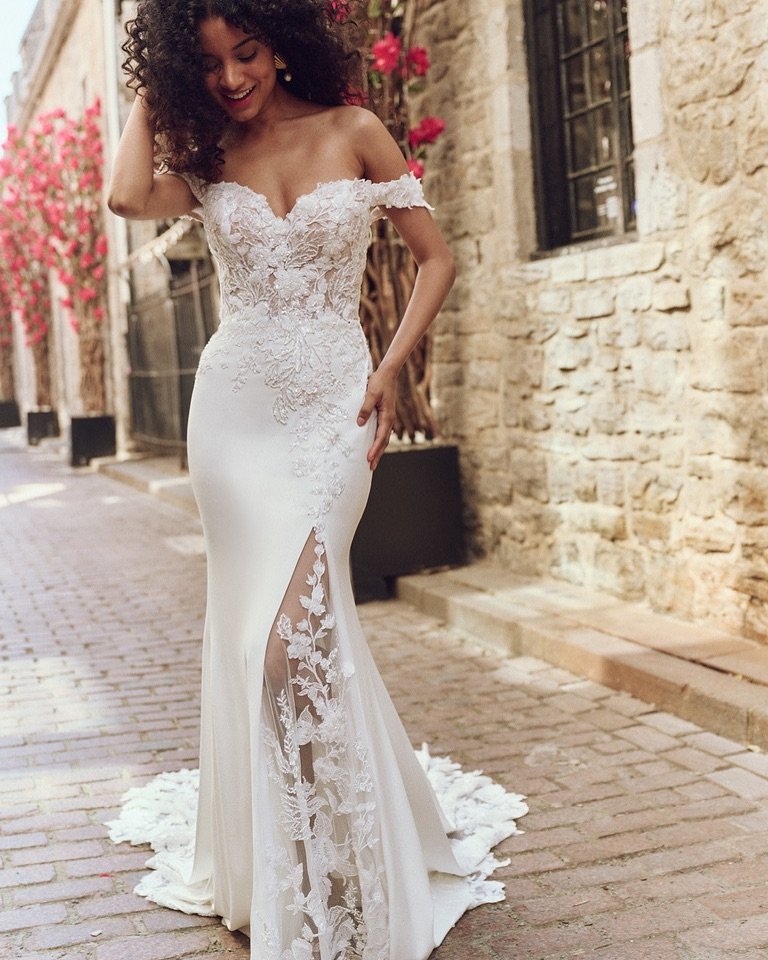 To the chic and ultra romantic girlies out there, this one&rsquo;s for you! Say hello to Adeline!✨ This sheath dress is the perfect mix of sweet, sexy, and sophisticated! 

&bull;
&bull;
&bull;
&bull;
#ocbride #ocwedding #socalbride #socalwedding #20