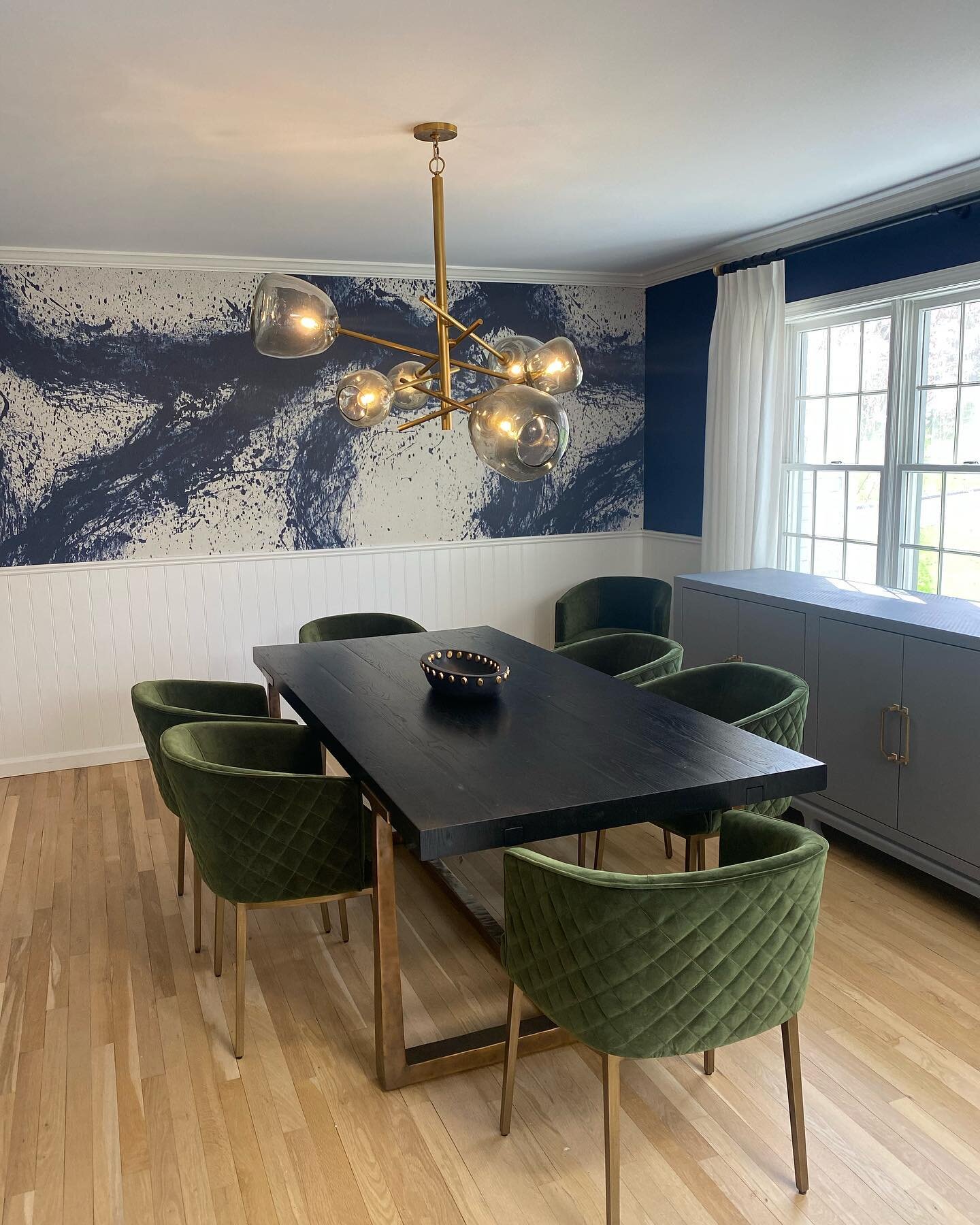 AFI : Dining Beautifully #interiordesign #interiordesigner 
#westchesterdesign #homedesign #localdesigner #chicinteriors #alisonfriedricksinteriors #interiordesigners #moveinday #fundesign #trendydesign #interiordesigntrends #designfollow #homedecor 