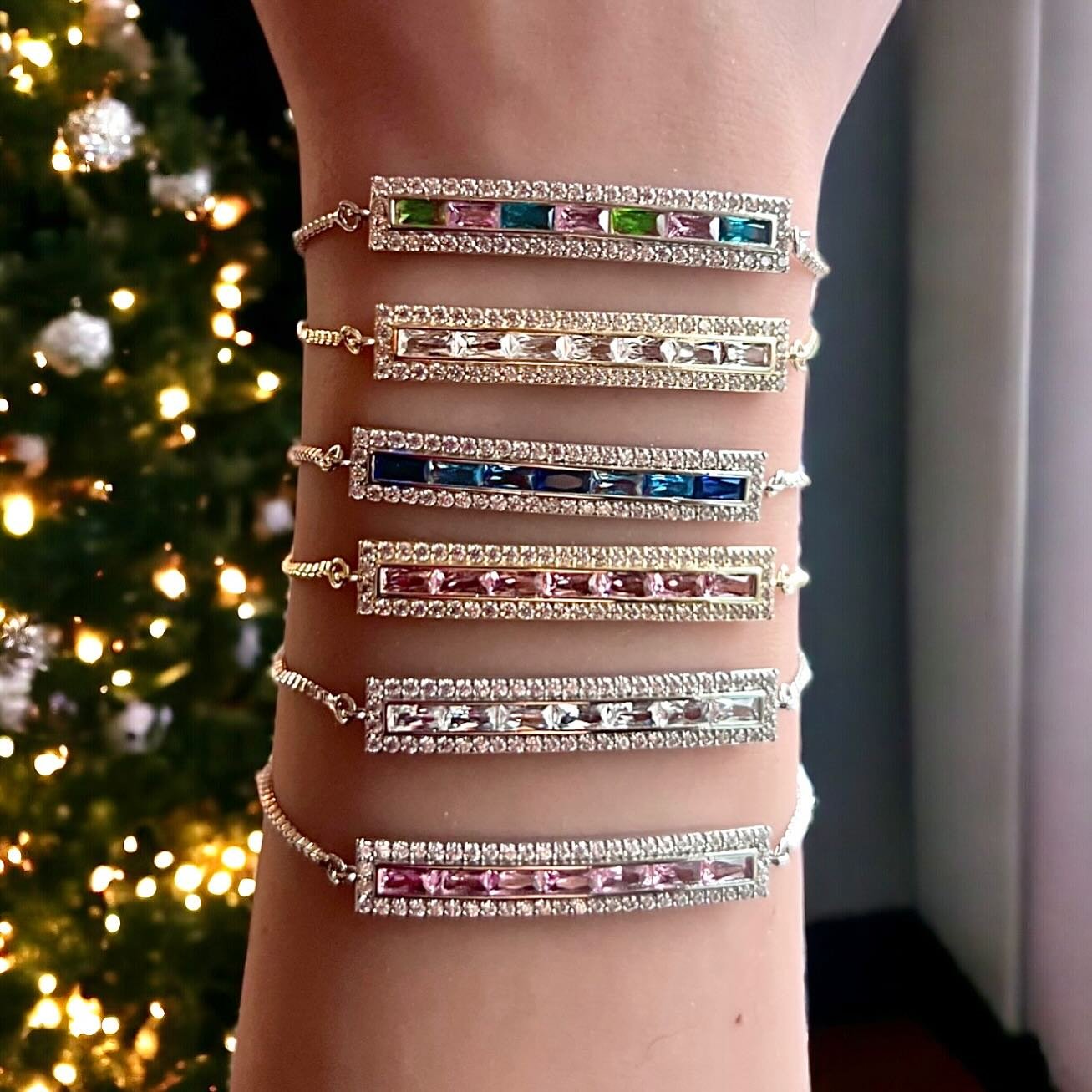 Deck the halls with our stunning Art Deco chain bracelet! 🎄✨ Available in a variety of colors, it&rsquo;s the perfect accessory to add a touch of glam to your holiday look.
Free shipping through November with code FREESHIPPING4. Link in bio.
#Shimme