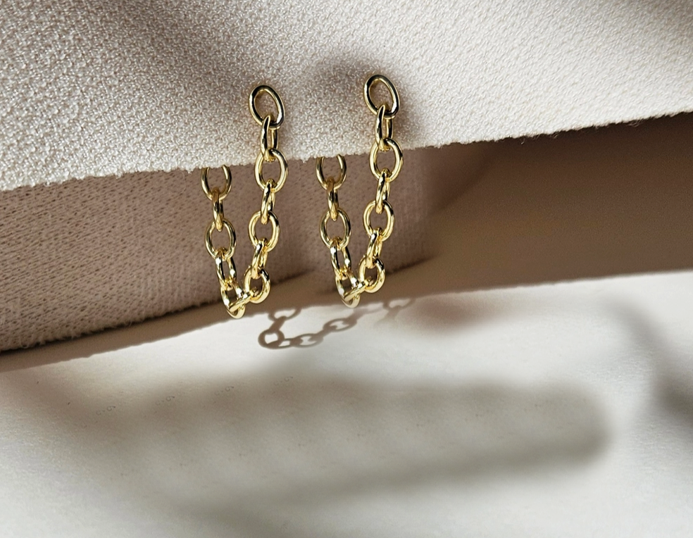 Chain Link Dangle Earrings.2.png