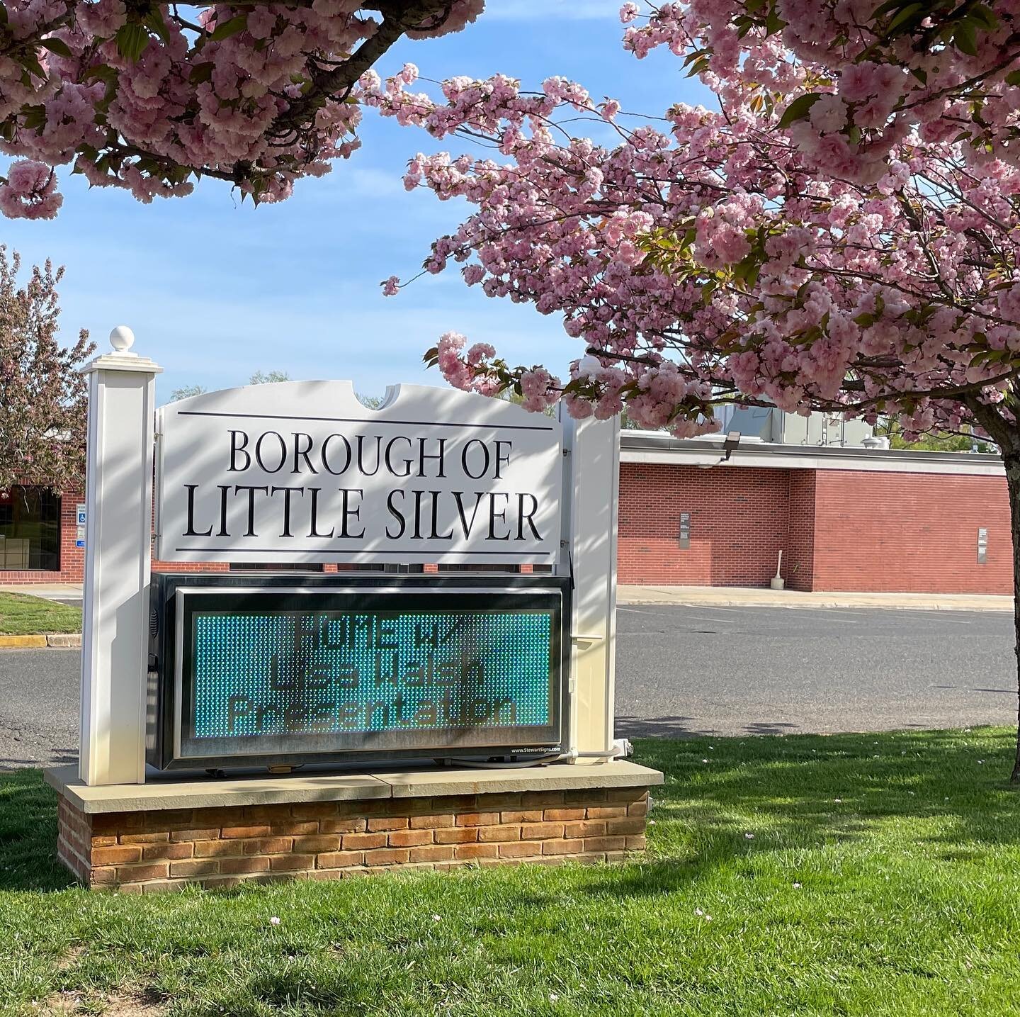 Happening today (Wednesday) at 1:00 pm! This will be fun 🤩 You&rsquo;ll never look at home design the same way again! 

Can&rsquo;t make it? Get in touch to see how I can help you!

#FeelGoodHome #YouDoYou #DecoratingIsFun #Paint #PaintColors #Desig