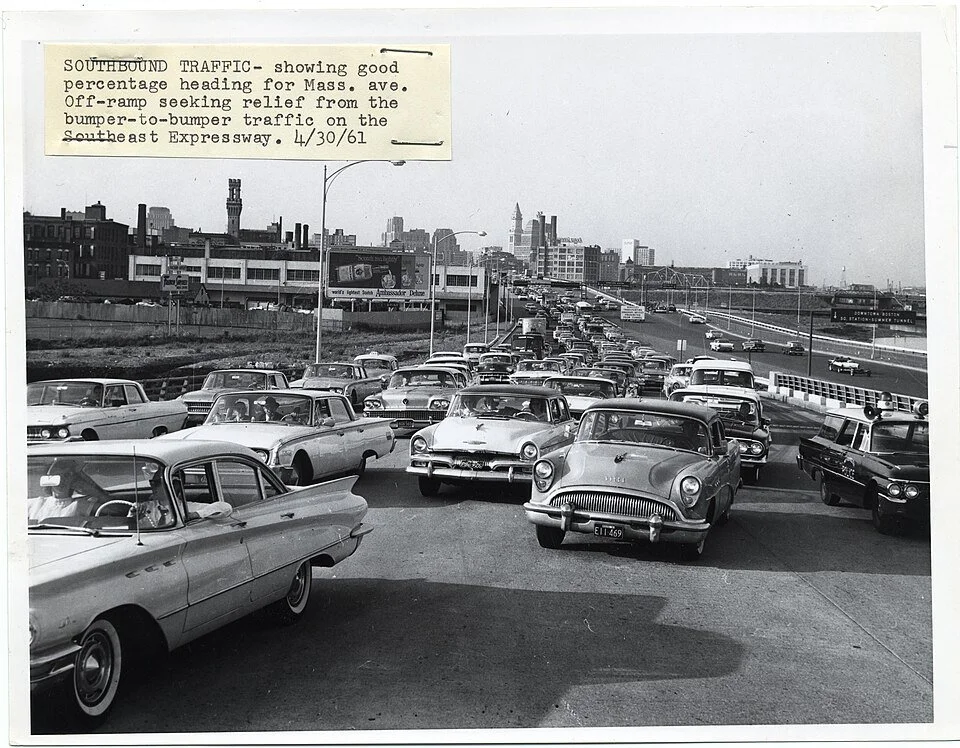 960px-Southbound_traffic_on_the_Southeast_Expressway_(13243068905).jpg