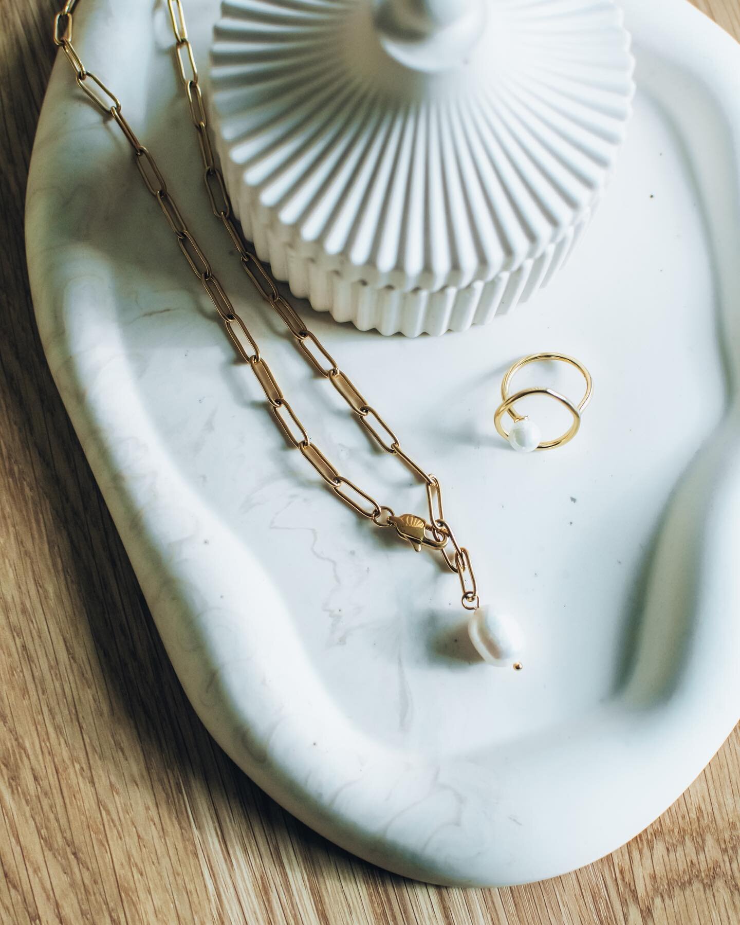 Simple Elegance ✨

Penelope Freshwater Pearl Lariat Necklace
Victoria Gold Vermeil Pearl Ring

Styled with @sienastyle.ca Oval Cloud Tray &amp; Trinket Jar

.
.
.
.
.
#goldjewelry #yycinstyle #yycjewelry #yycboutique #yycgifts #calgarysmallbusiness #