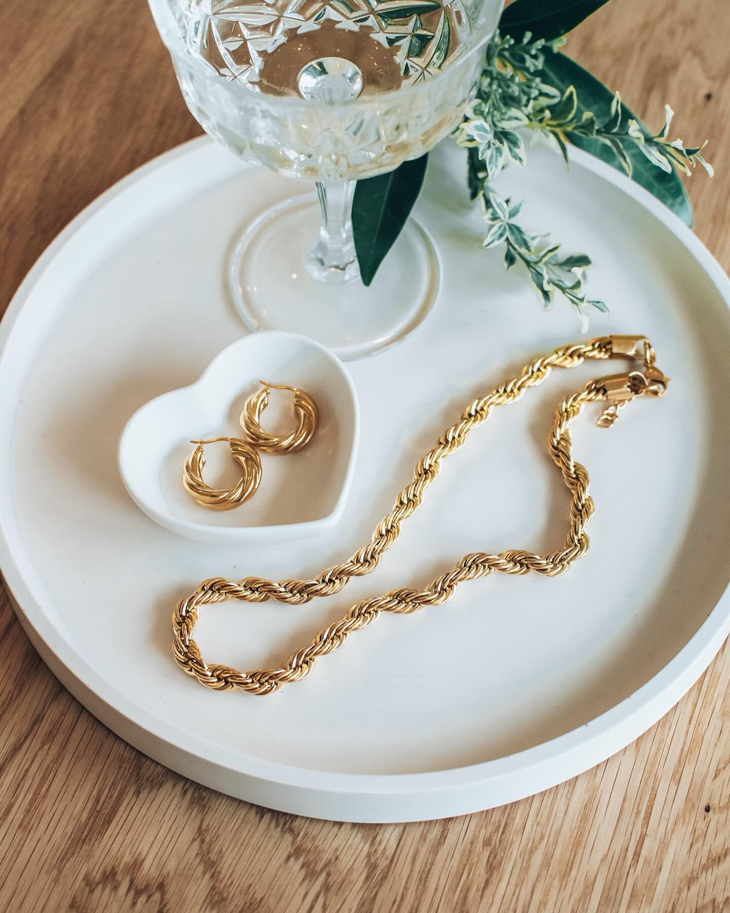 Pieces that make a statement ✨

&bull;Brie Chunky Twist Vintage Earrings
&bull;Emily Chunky Rope Chain Necklace 

Available online or in store. 

&bull;Heart trinket dish, vintage trinket dish and round tray by @sienastyle.ca 
.
.
.
.
.
#statementjew