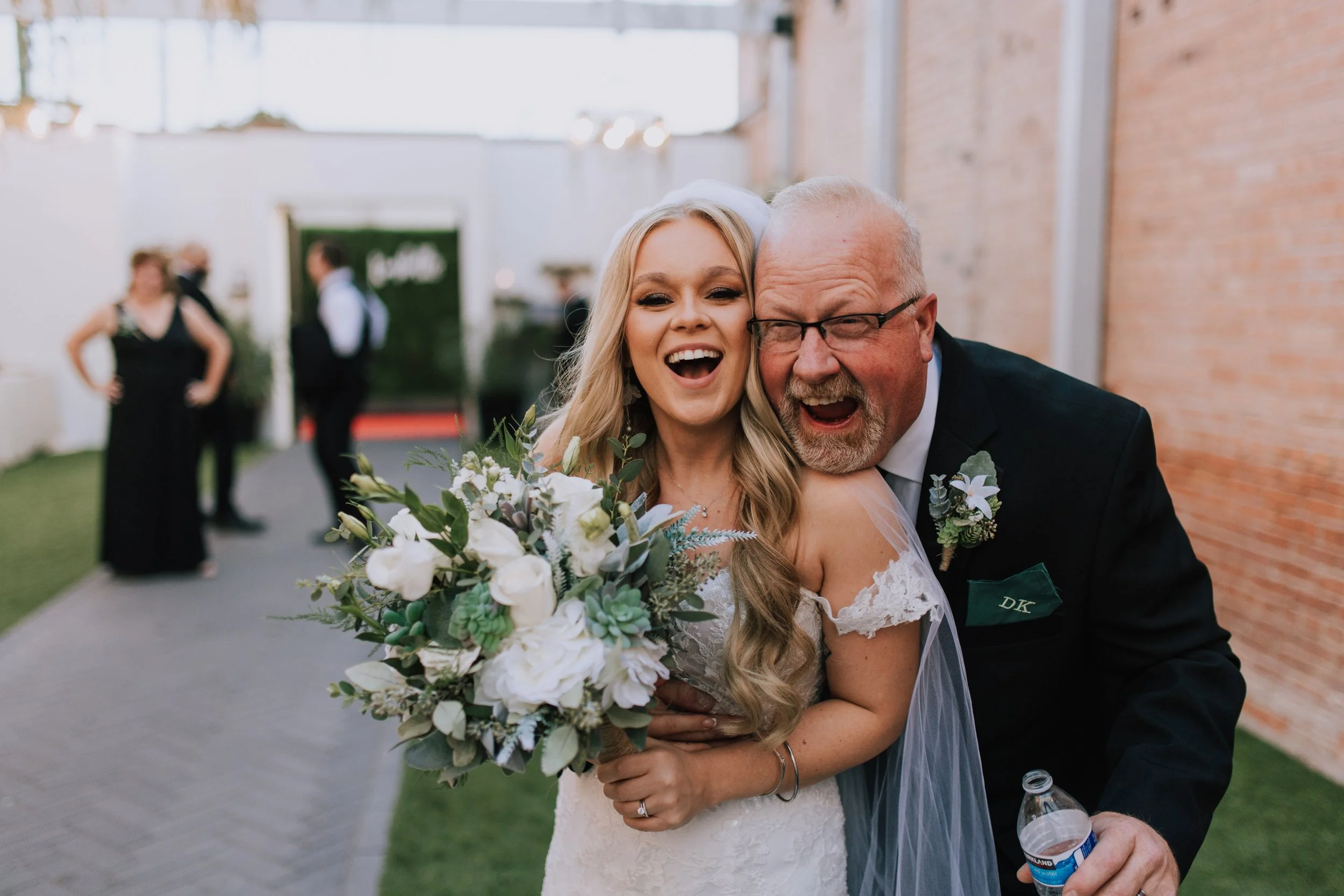 Bride and new father in law laugh. Tre Bella wedding. Phoenix, Arizona. Canon R5.