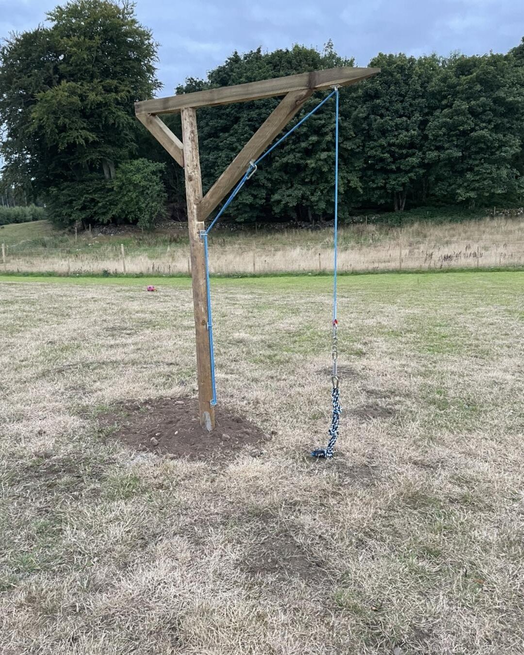 So no one guessed on stories the other day what we were making in the play park.  Not a hanging post (although don&rsquo;t give Neil ideas 😂) but a tuggy post- height can be adjusted and the dogs can tug to their hearts content. 

We must remind eve