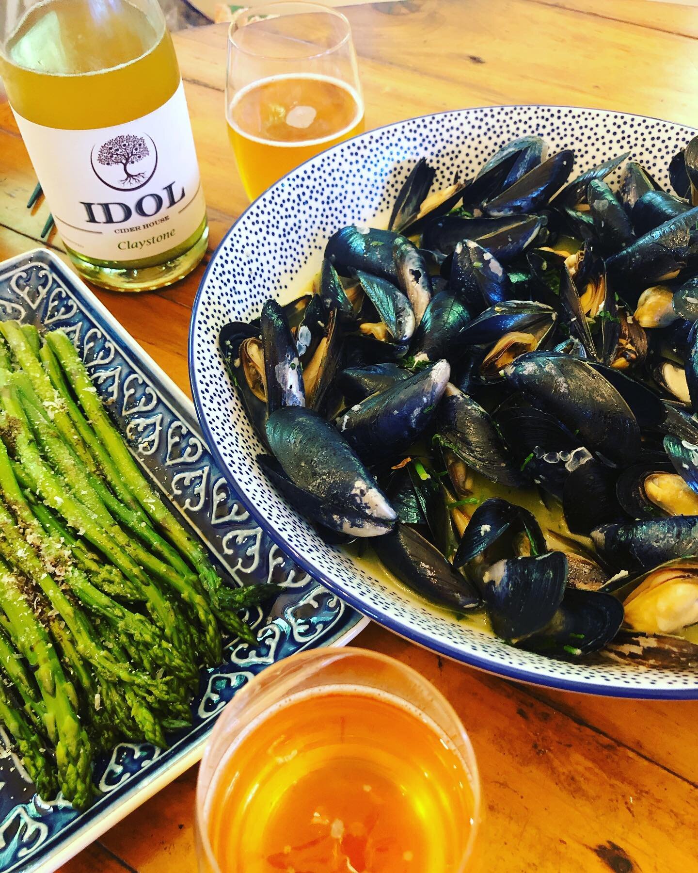 Claystone. The ultimate drink with shellfish. (Here: Oregon mussels saut&eacute;ed with cider, garlic, red chili, and cilantro)

Pinot Gris, Muscadet, Sauvignon Blanc, Fiano&hellip;eat your hearts out. 

#realcider #cideriswine #ciderlover #food #cid