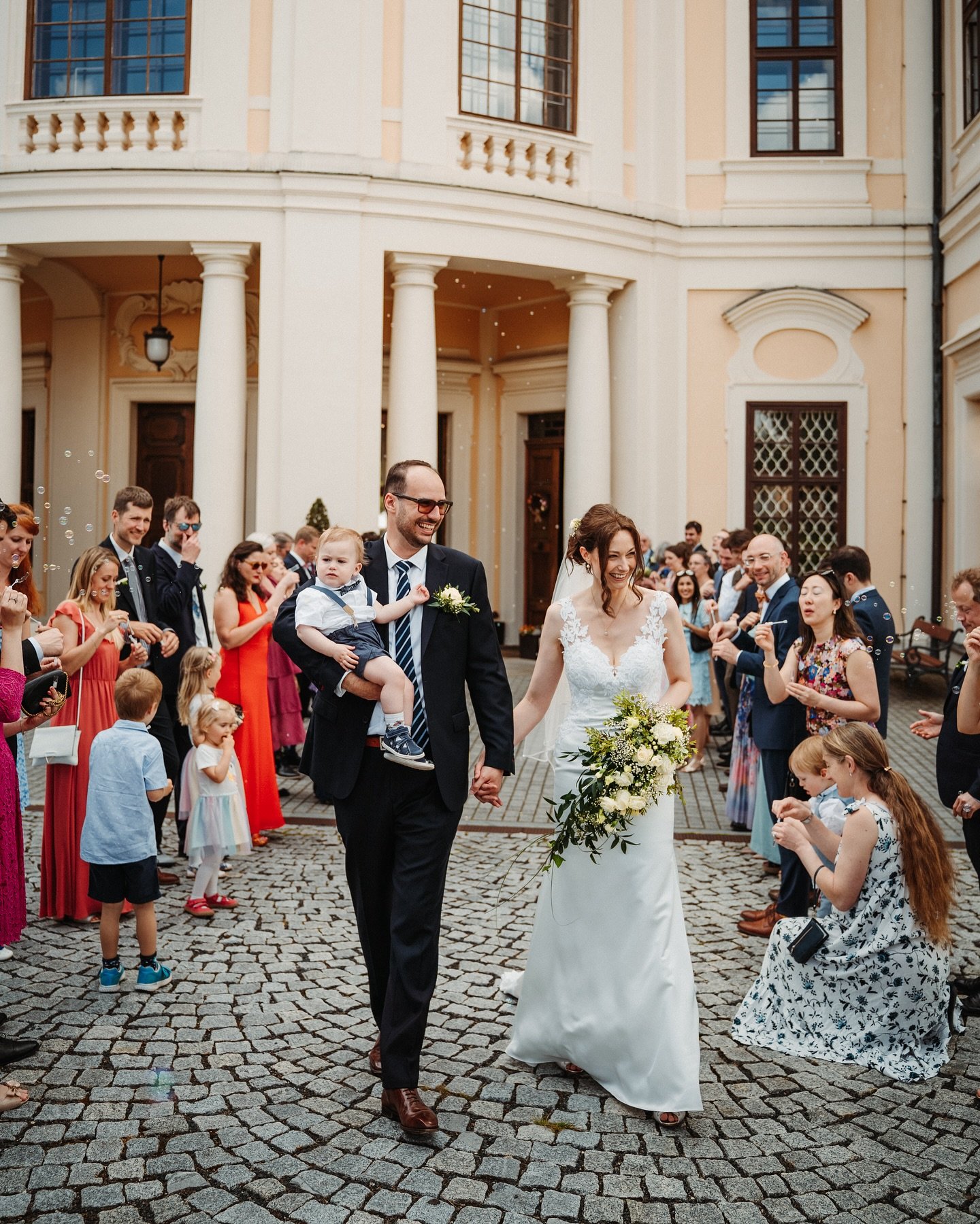 Obřad

Na z&aacute;mku Liblice původně měl b&yacute;t venku ale vypadalo to na d&eacute;&scaron;ť kter&yacute; nakonec byl až pozdě odpoledne, ale to  se samozřejmě ned&aacute; riskovat. Ale mokr&aacute; varianta byla taky super😊

#obrad #zamek #lib