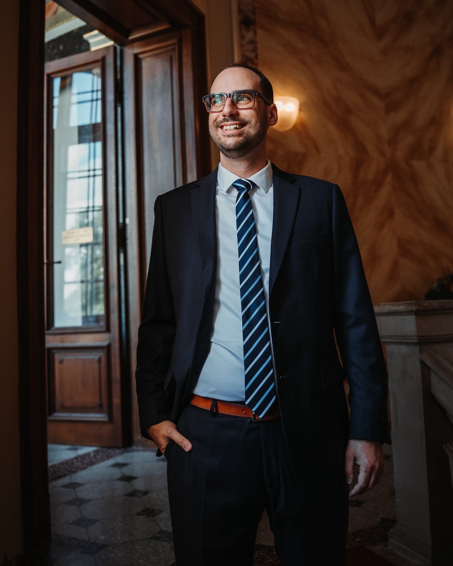Groom time

Jak už jsem zmiňoval u předchoz&iacute;ho př&iacute;spěvku tak ženich ten m&aacute; dopoledne jin&yacute; starosti respektive nen&iacute; nikde zavřenej do obřadu ale m&aacute; na starosti v&iacute;tat hosty a hodit se do pohodičky🍺😀

#
