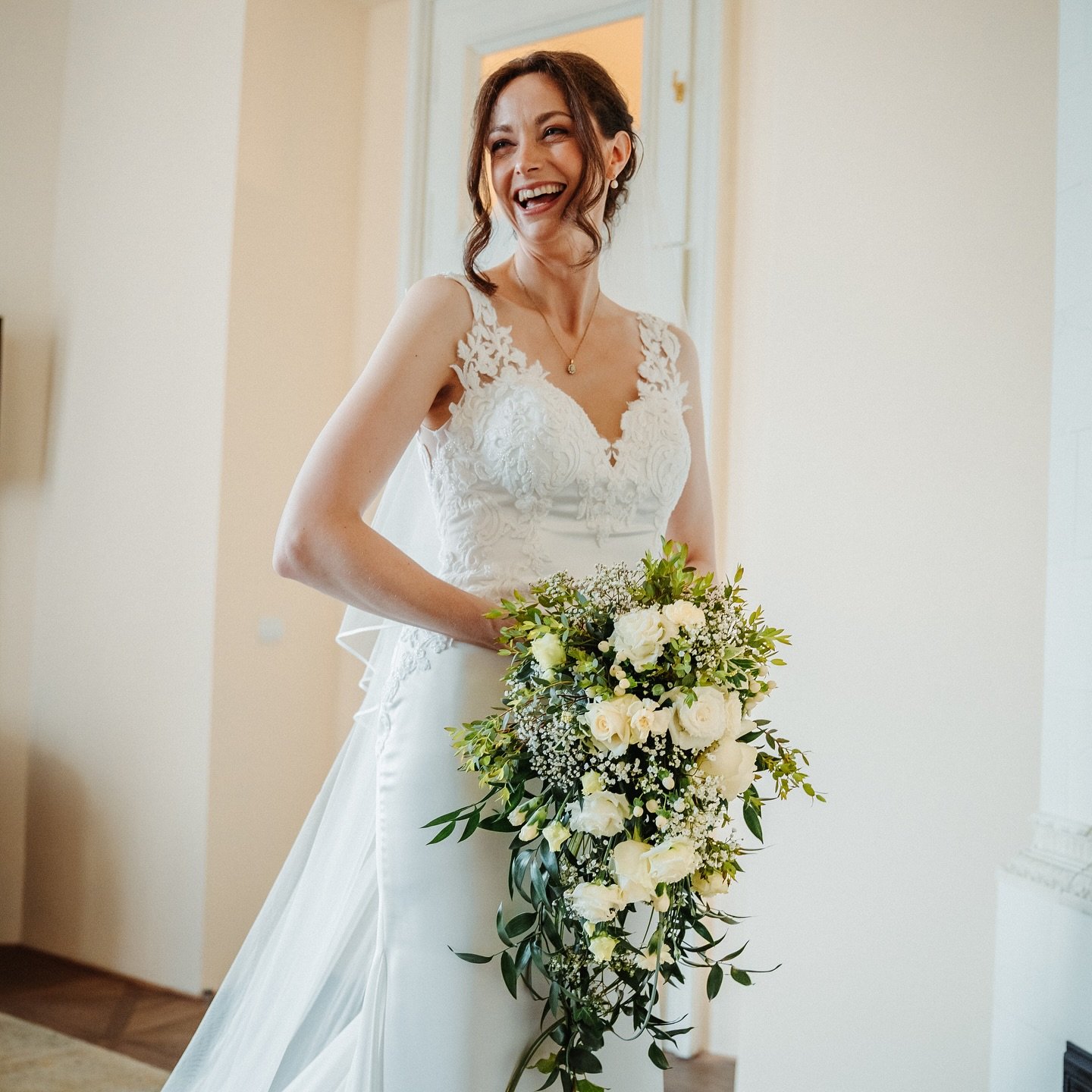 Bride time

Nevěsty maj&iacute; během svatebn&iacute;ho dopoledne &uacute;plně jin&yacute; program než ženich. Maj&iacute; svůj čas kdy se o n&iacute; star&aacute; ,,arm&aacute;da lid&iacute;,, jako viz&aacute;žistka, družičky, maminka atd..., prostě