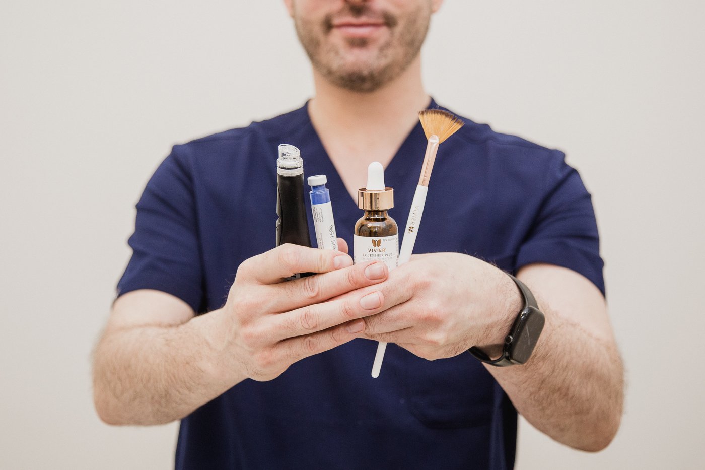 In a world that loves a good DIY, it can be easy to oversimplify treatments like facials. And while an at-home facial can absolutely feel nice from time to time, coming in for a professional facial is a completely different experience.⁠
⁠
A facial is