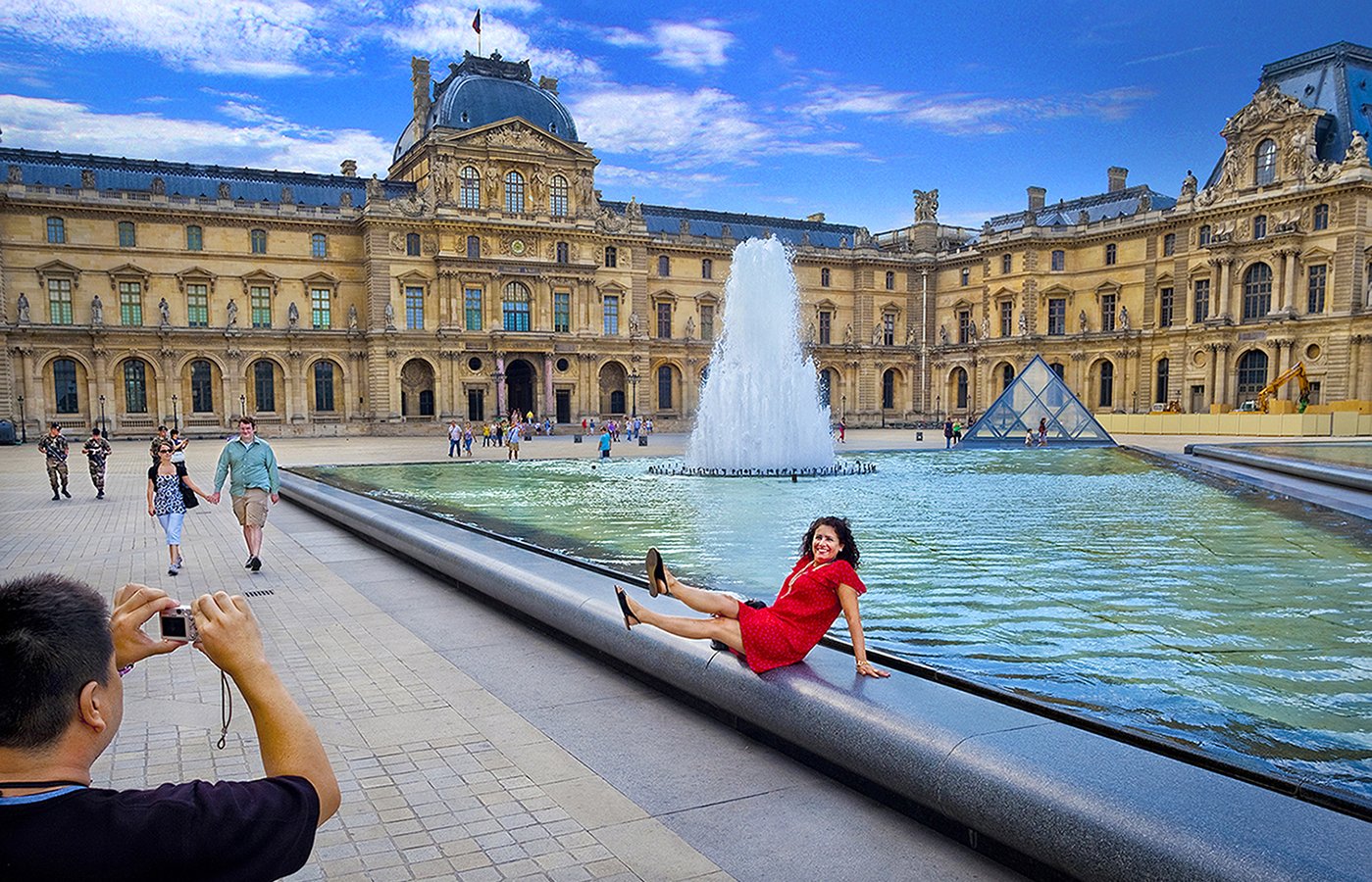 Red Dress - Musée du Louvre - Paris, France. 2008