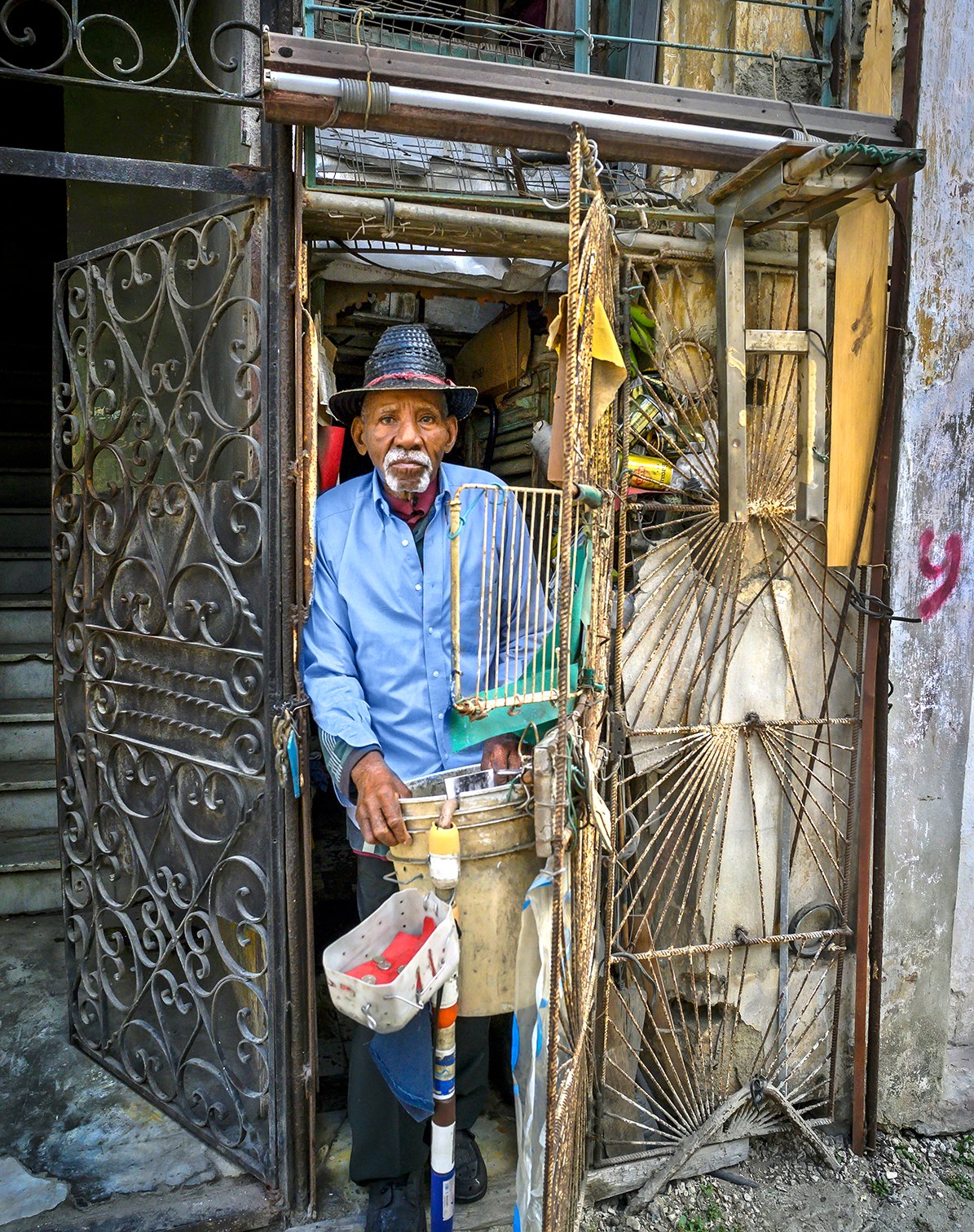 Street vendor - window washer - Habana, Cuba 2019